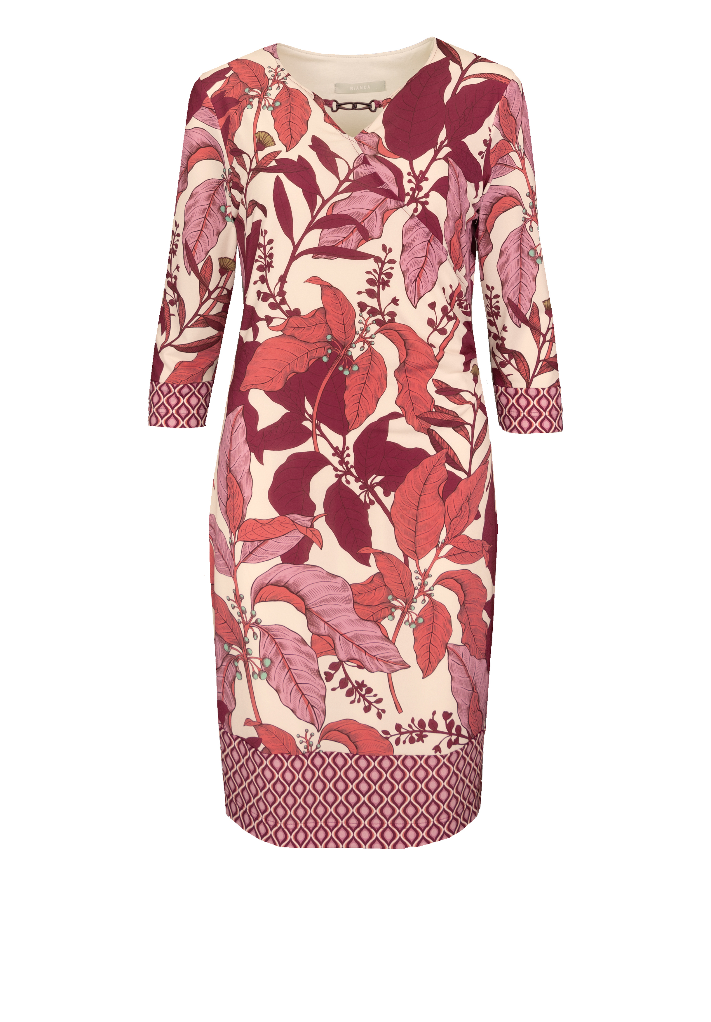 Ein knielanges Kleid mit Dreiviertelärmeln, einem kräftigen Blumendruck in Rot-, Burgunder- und Rosatönen auf cremefarbenem Hintergrund und einer geometrisch gemusterten Bordüre am Saum und an den Ärmelbündchen.