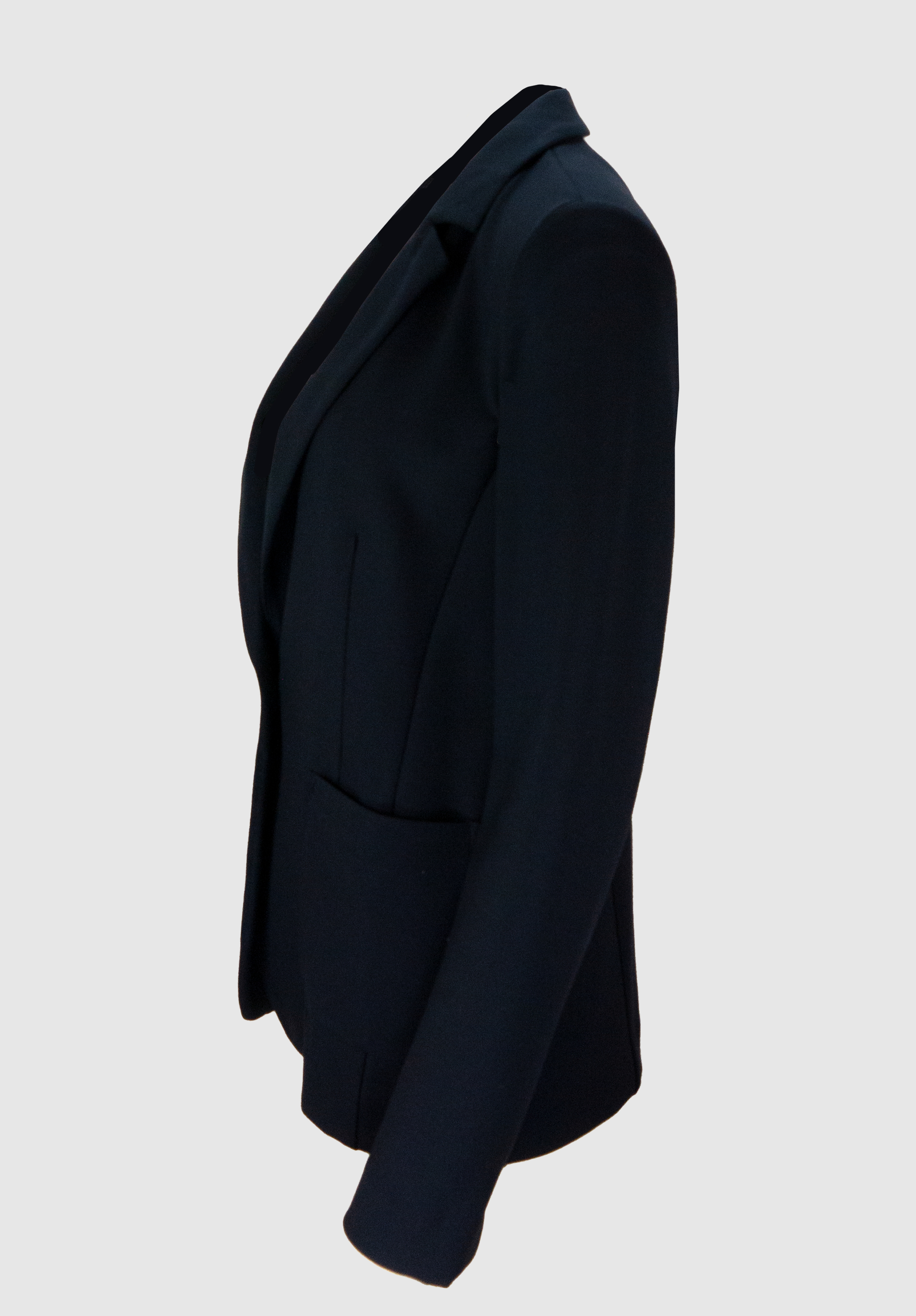 Ein schwarzer Blazer, der auf einer Schaufensterpuppe ausgestellt ist, von rechts vor einem schlichten hellgrauen Hintergrund. Der Blazer hat ein Revers und eine taillierte Silhouette.