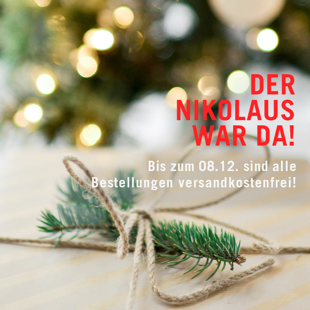 Ein mit Schnur zusammengebundener Tannenzweig liegt auf einer hellen Fläche vor einem verschwommenen Weihnachtsbaum mit Lichtern. Ein deutscher Text kündigt kostenlose Lieferung für Bestellungen bis zum 8. Dezember aufgrund des Nikolaustags an.