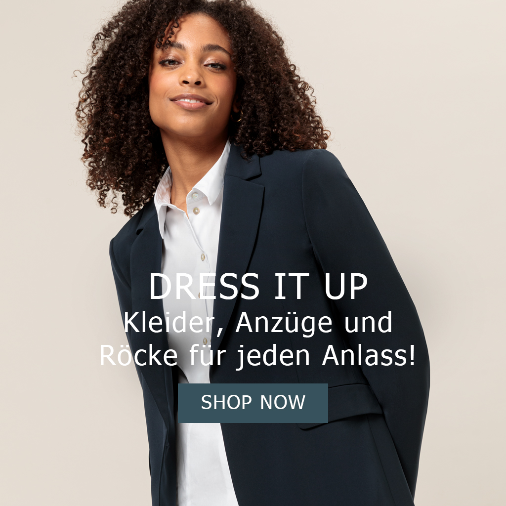 Eine Frau mit lockigem Haar trägt einen schwarzen Blazer über einem weißen Hemd und lächelt leicht. Der Text auf dem Bild lautet: DRESS IT UP Kleider, Anzüge und Röcke für jeden Anlass! JETZT SHOPPEN.