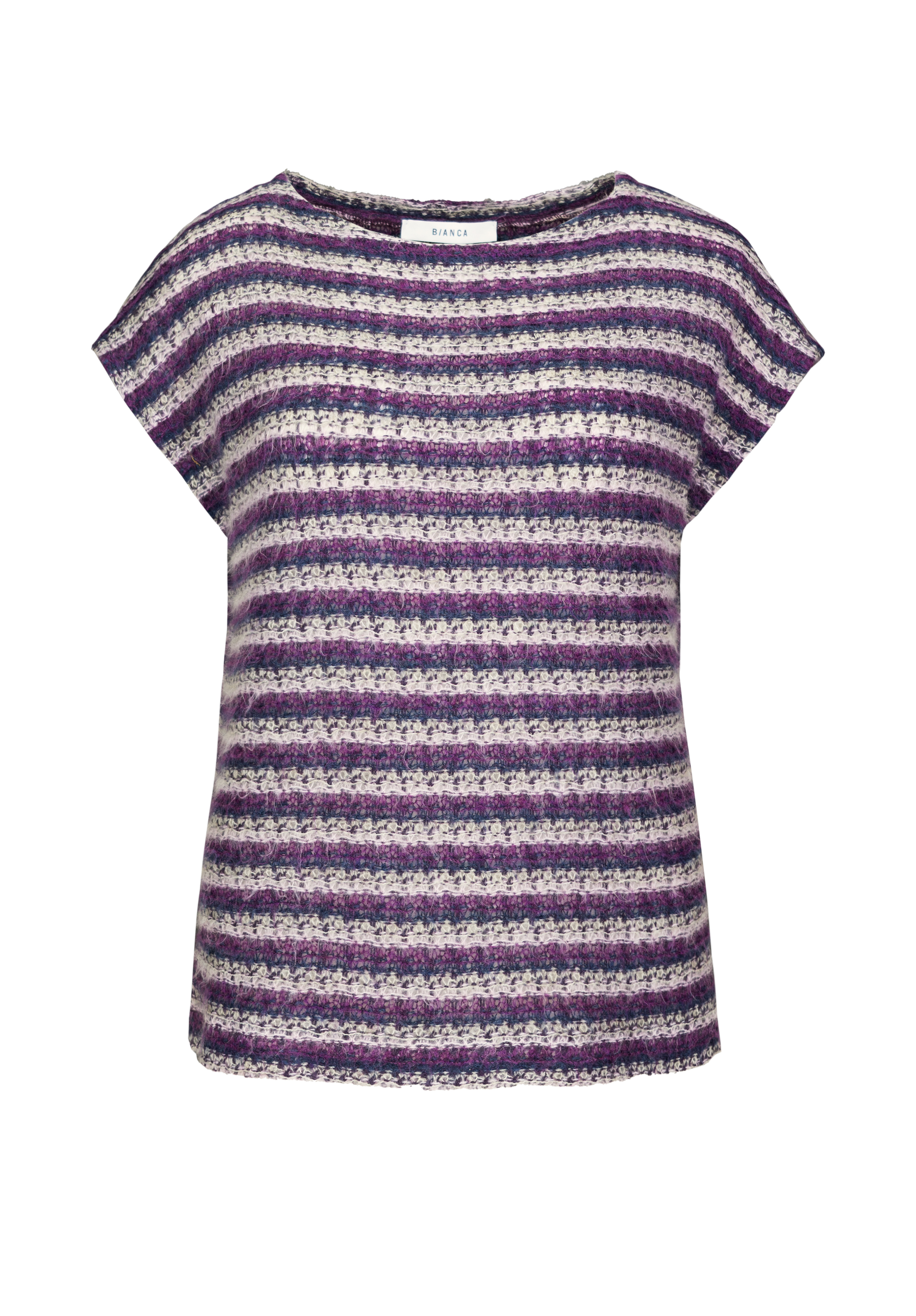 Ein kurzärmeliges Oberteil mit Rundhalsausschnitt und horizontalen lila, weißen und schwarzen Streifen in einem strukturierten, strickähnlichen Muster auf einem einfarbig weißen Hintergrund.