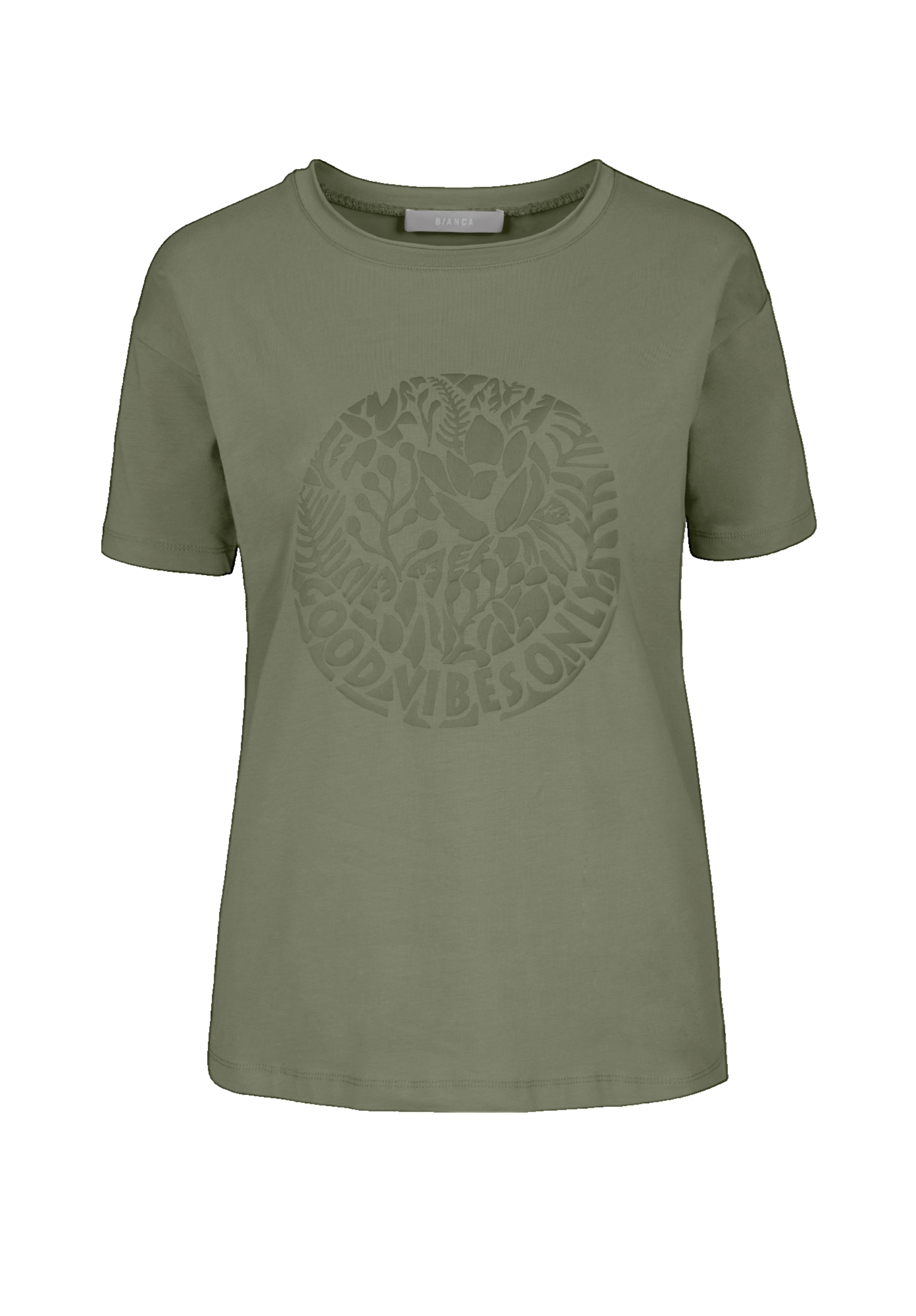 Olivgrünes Kurzarm-T-Shirt mit Rundhalsausschnitt. Die Vorderseite ziert ein dezentes, kreisförmiges Prägemuster mit dem Schriftzug „GOOD VIBES ONLY“ und einem Muster aus Blättern und Blumen im Kreis.
