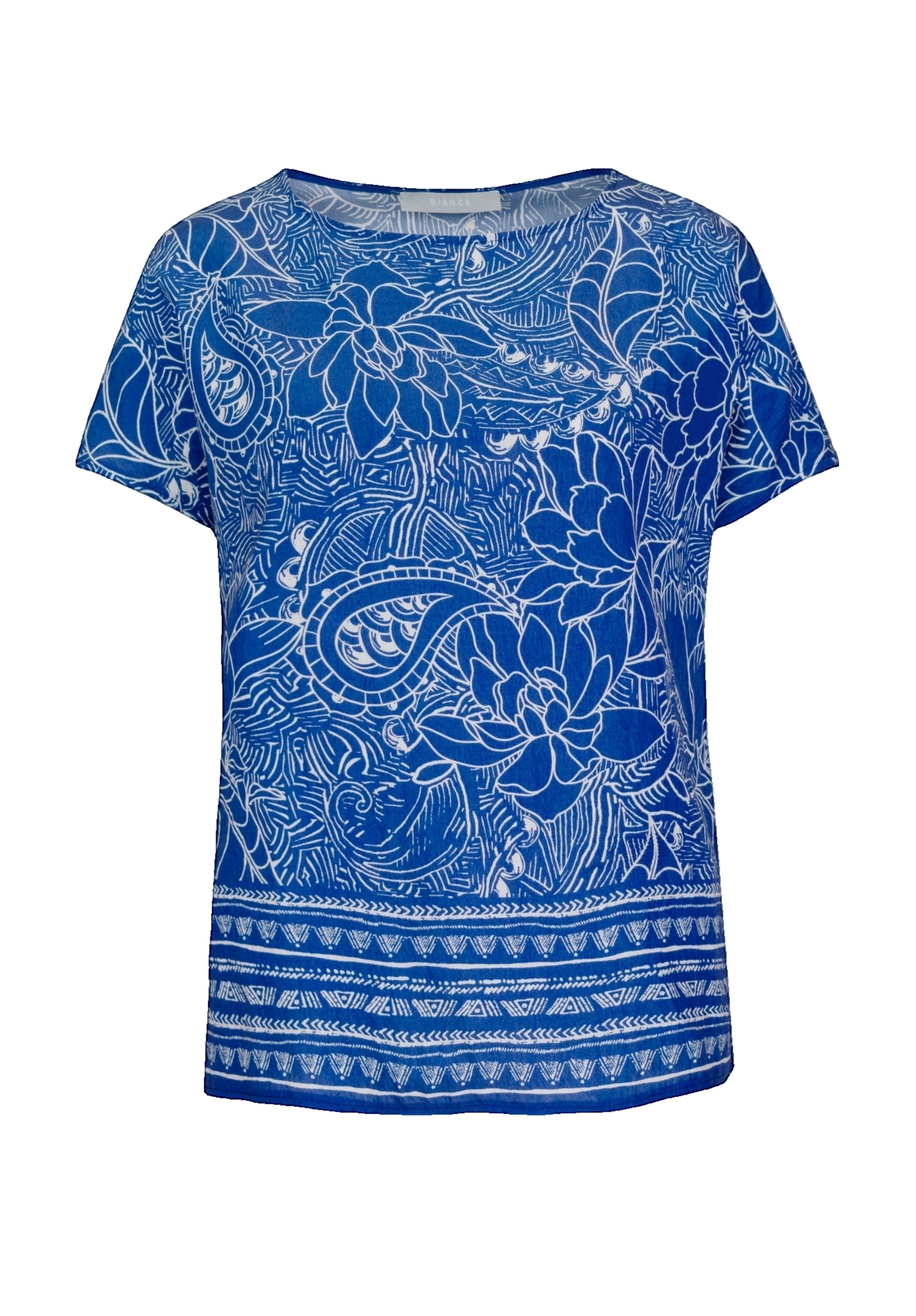 Eine kurzärmelige blaue Bluse mit weißem Blumen- und Paisleymuster und horizontalen Zierrändern am Saum.