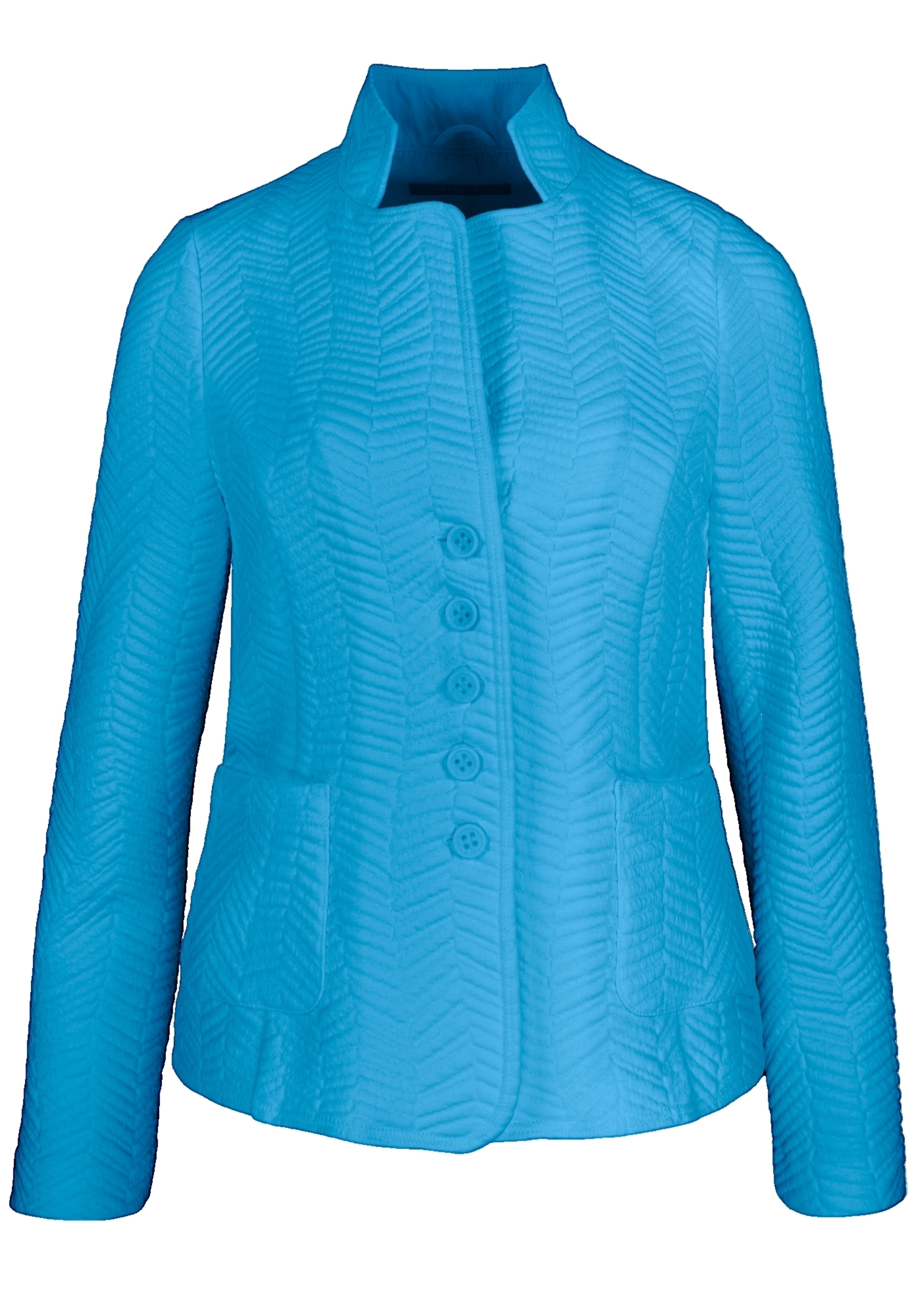 Ein hellblauer, strukturierter Damenblazer mit Stehkragen, fünf Knöpfen vorne und zwei Vordertaschen. Der Stoff hat ein Chevron-Muster und ein leicht glänzendes Finish.