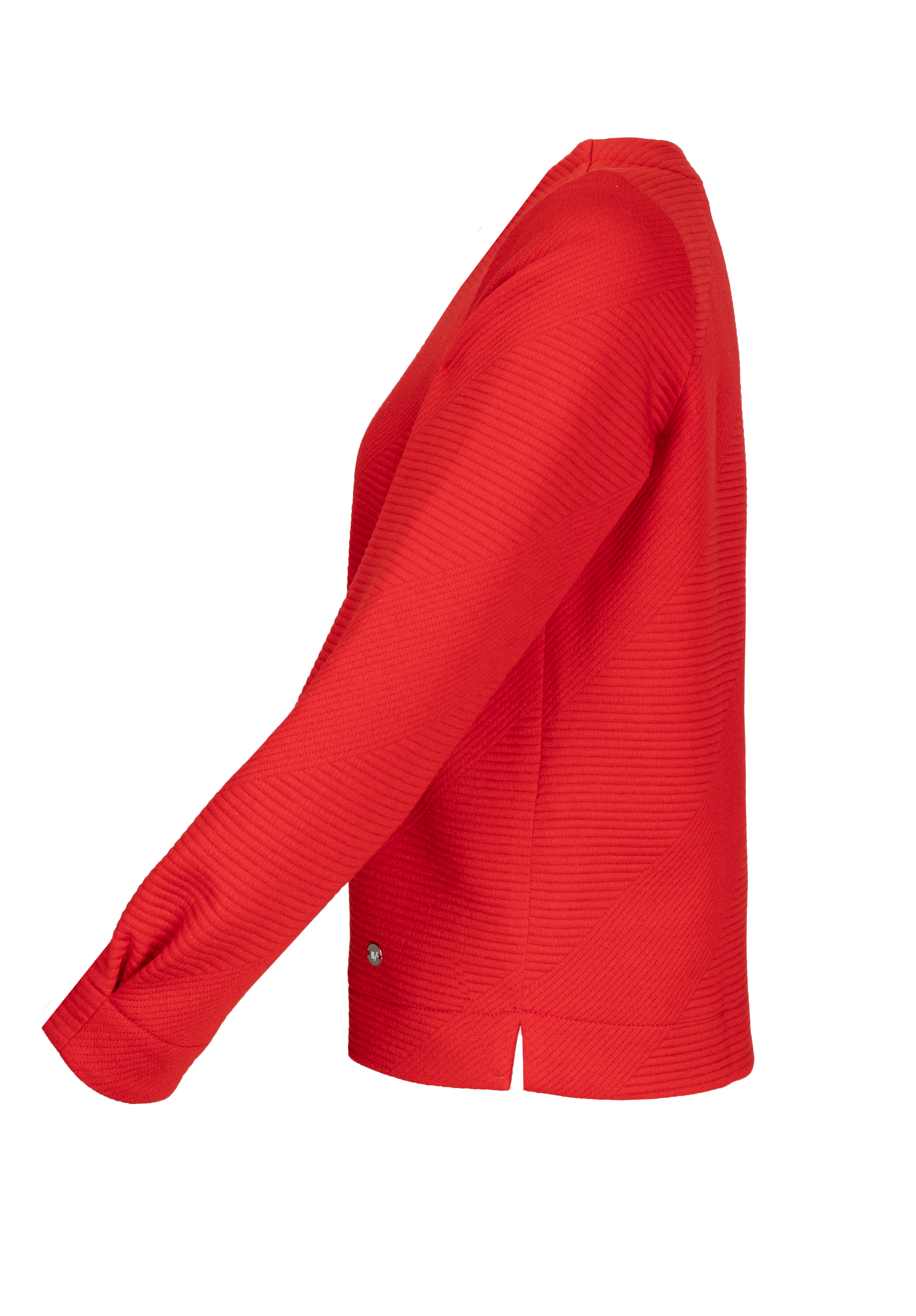 Seitenansicht eines langärmeligen, strukturierten roten Pullovers mit kleinem Schlitz am Saum und einem kleinen metallischen Akzent in der Taille. Der Hintergrund ist schlicht weiß.