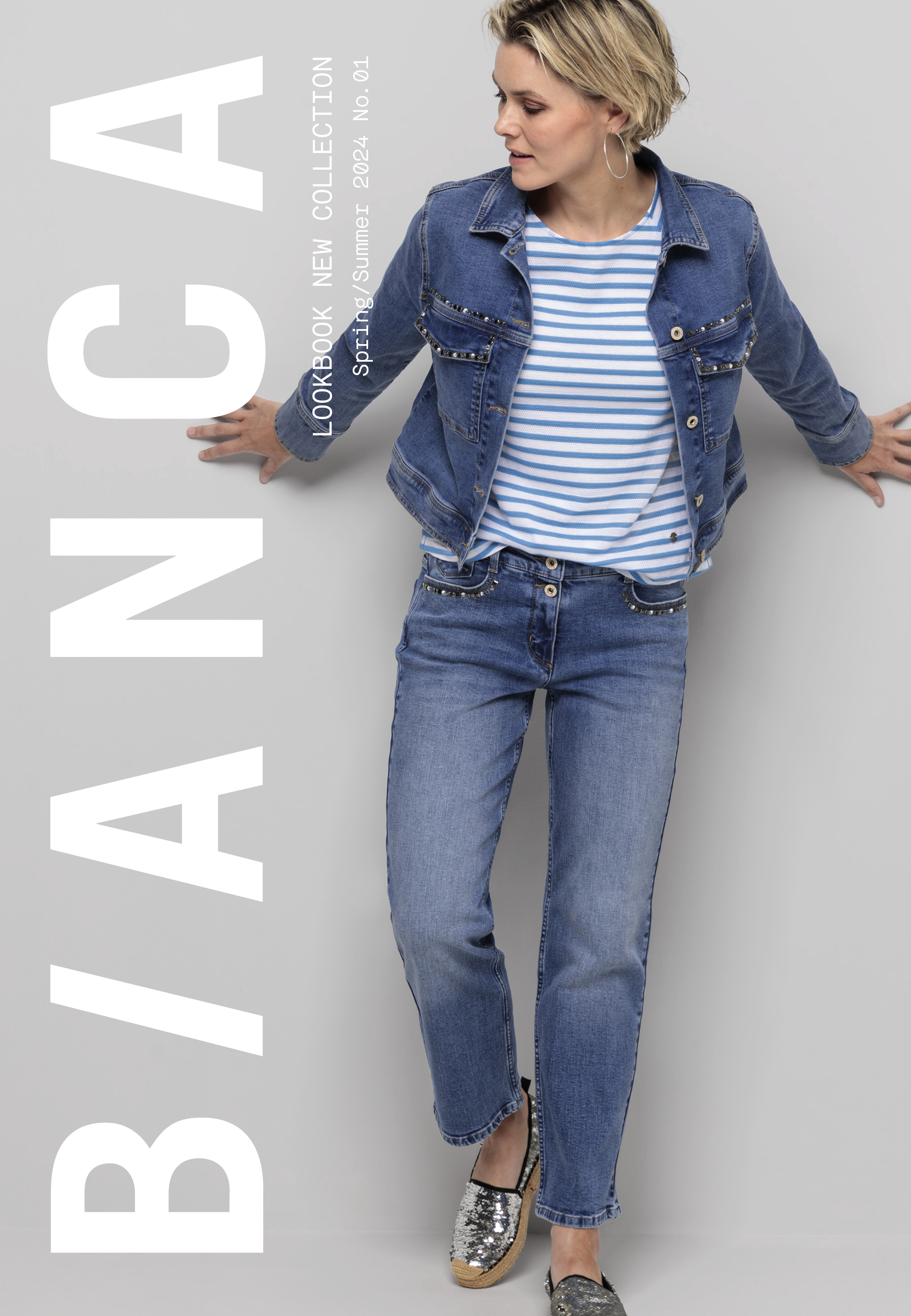 Eine Frau in einer blauen Jeansjacke, Blue Jeans und einem blau-weiß gestreiften Hemd steht vor einer hellgrauen Wand. Links sind vertikal das Wort BIANCA und ein Text über eine Lookbook-Kollektion zu sehen.