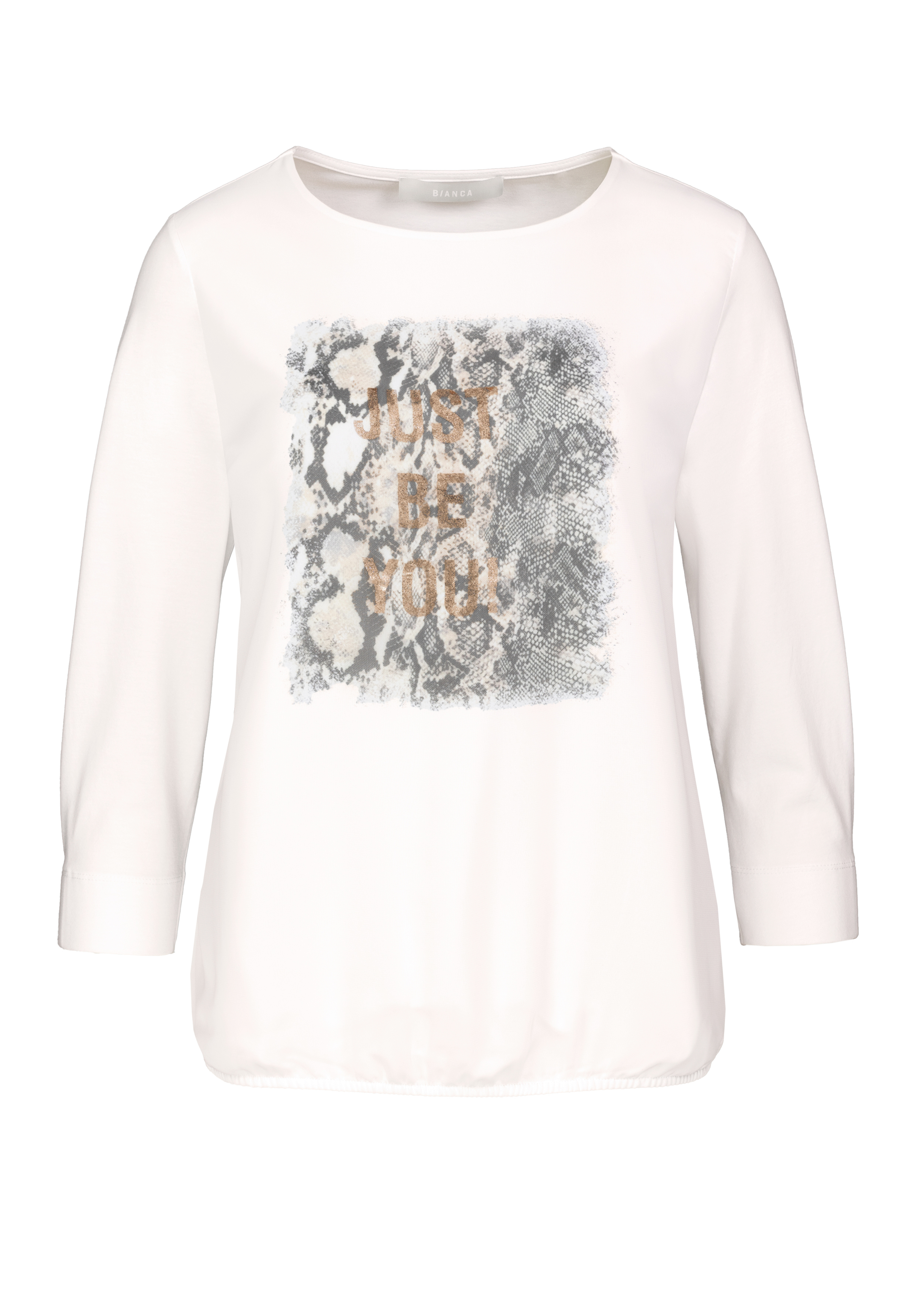 Ein weißes Langarmshirt mit rundem Ausschnitt und einem Grafikdruck mit gemischten abstrakten Mustern und Text in Schwarz, Grau und Braun auf der Vorderseite.