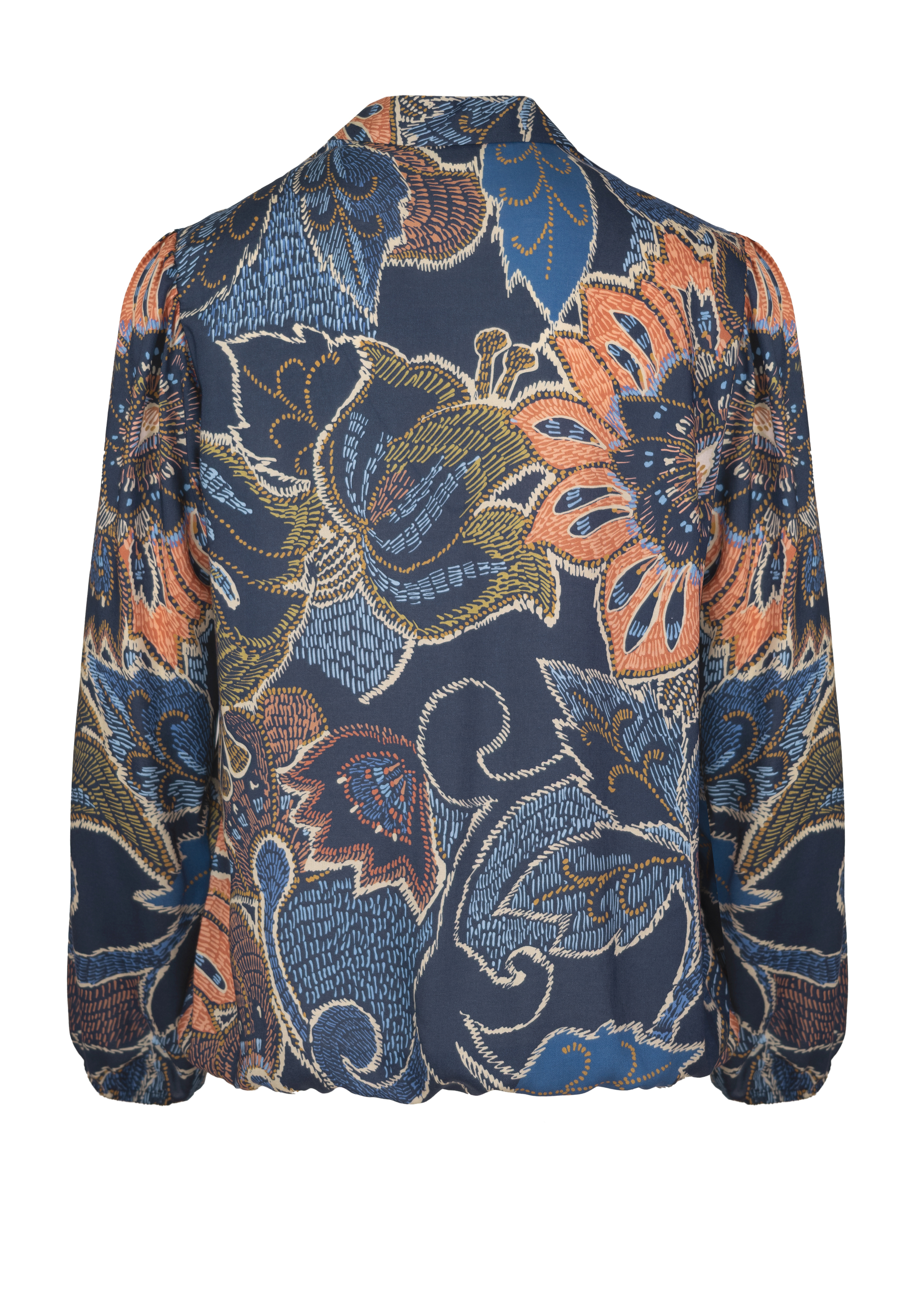 Eine langärmelige Bluse mit blauem Grundton und einem komplizierten Blumenmuster in Orange-, Hellbraun- und Marinetönen. Die Rückenansicht zeigt locker sitzende Ärmel und einen gerafften Saum.