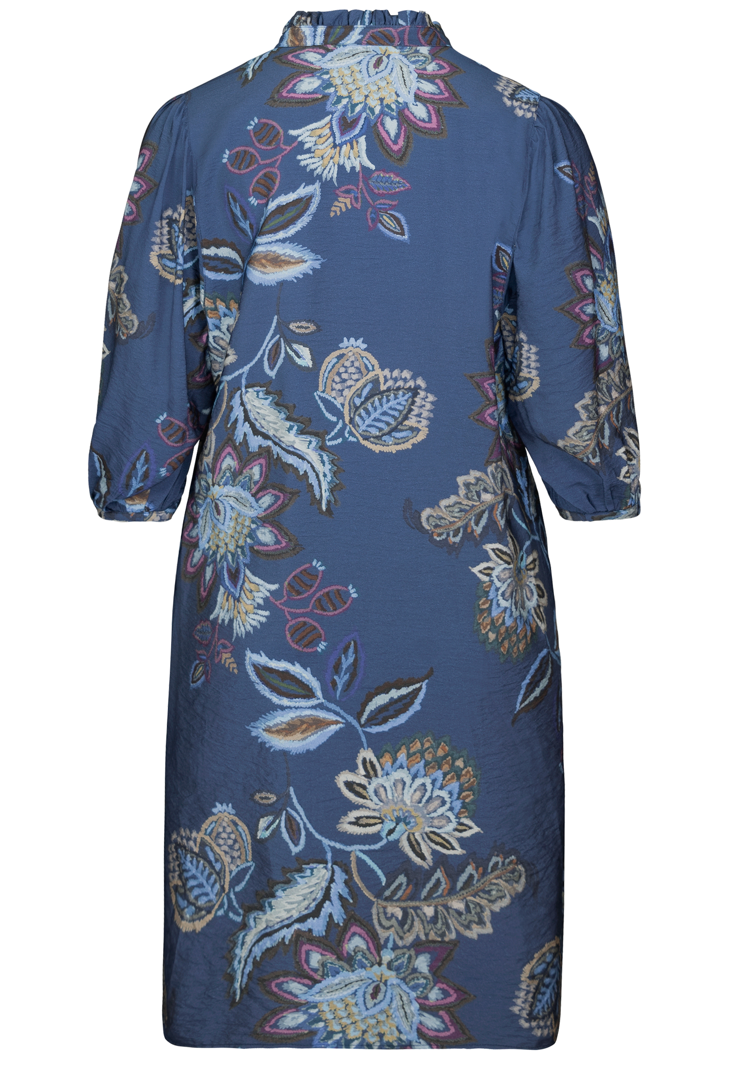 Ein knielanges, blaues Kleid mit viertellangen Ärmeln und einem bunten Blumenmuster in Blau-, Lila-, Weiß- und Beigetönen. Das Kleid ist von hinten abgebildet.