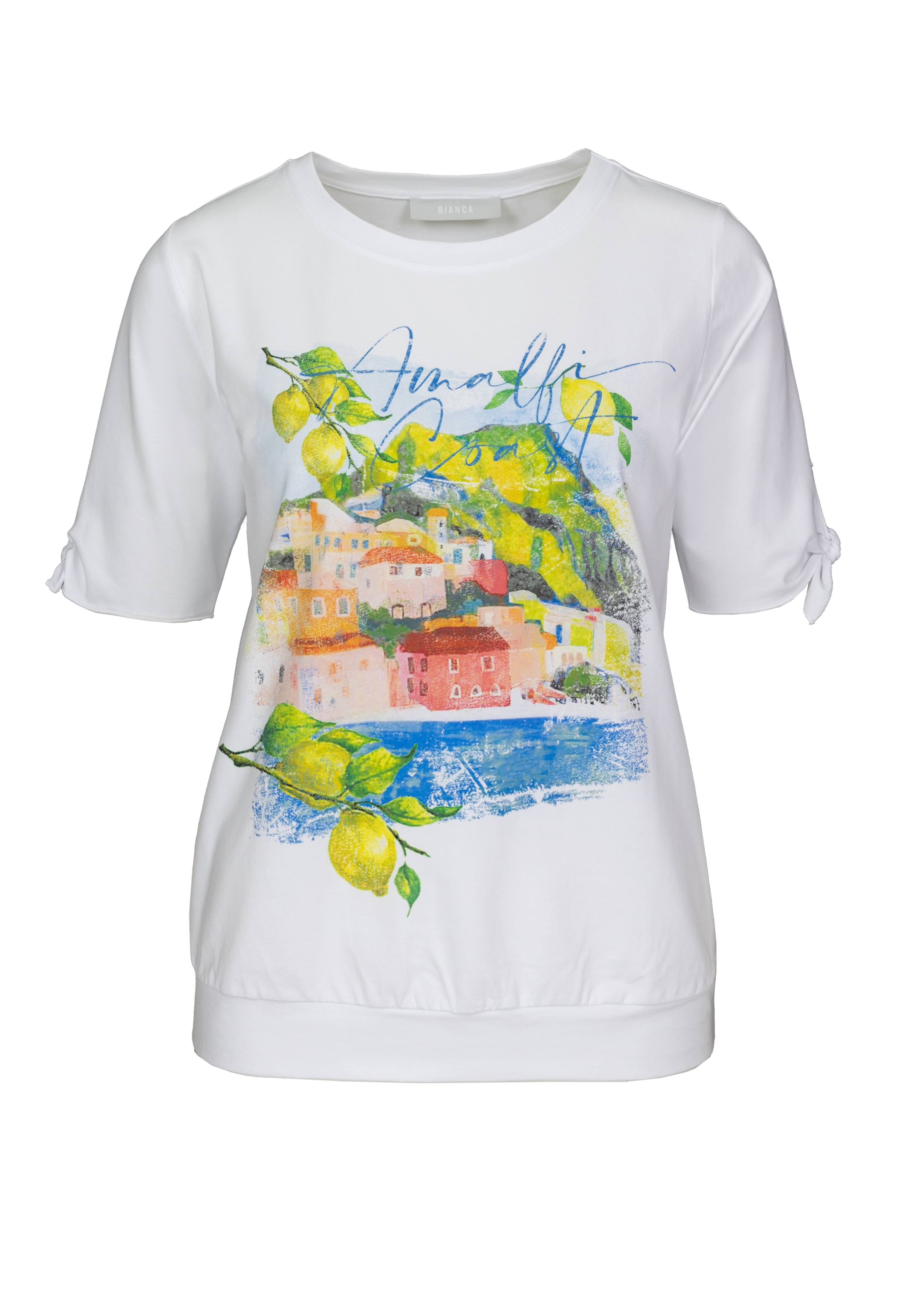 Weißes, kurzärmeliges T-Shirt mit einer farbenfrohen Illustration der Amalfiküste mit Zitronen, Gebäuden und blauem Meer sowie dem Schriftzug "Amalfi" oben. Die Ärmel sind mit einer kleinen Schleife verziert.