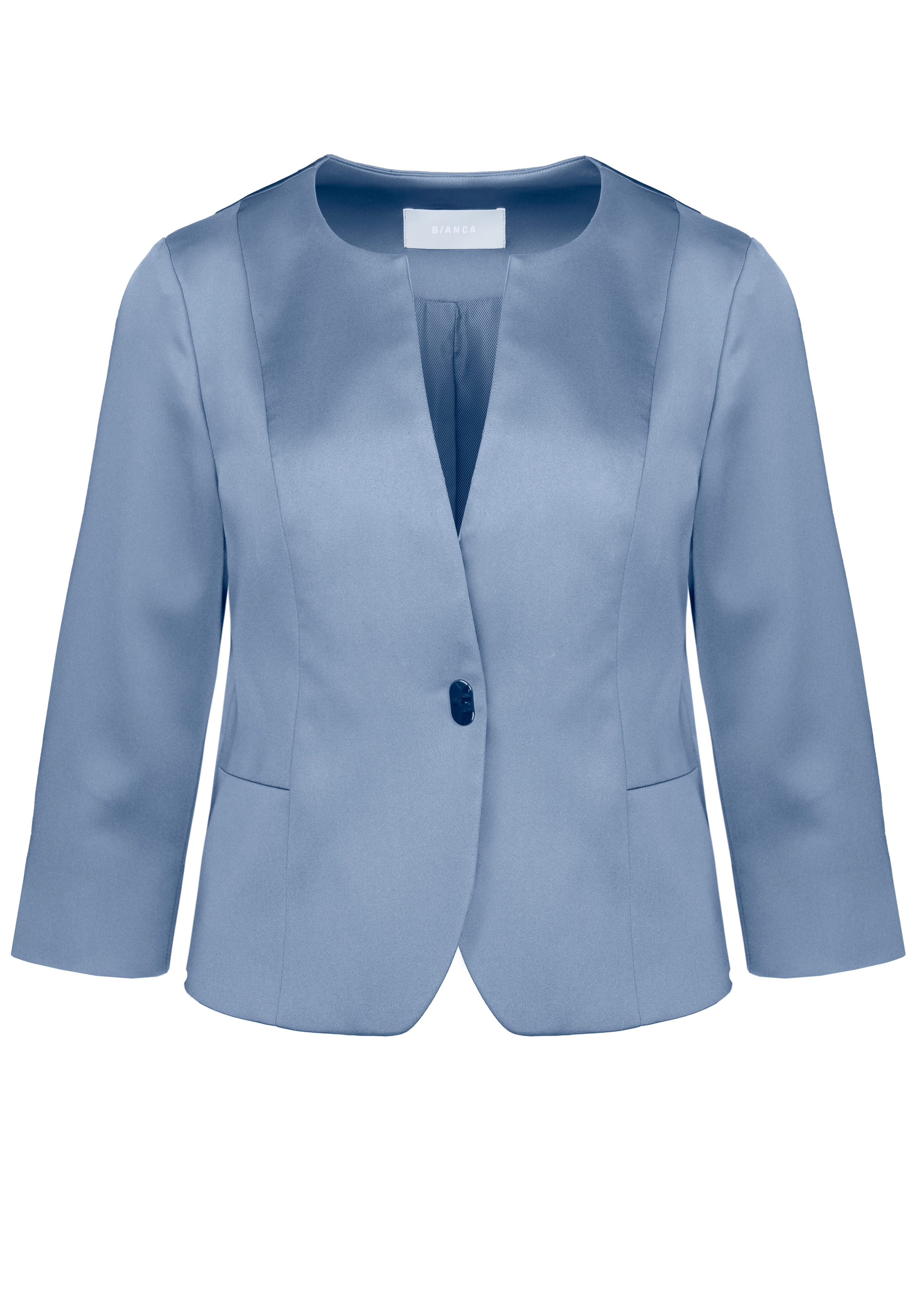 Ein hellblauer, maßgeschneiderter Damenblazer mit Dreiviertelärmeln, einem einzelnen Knopf vorne und kragenlosem Ausschnitt vor einem weißen Hintergrund.