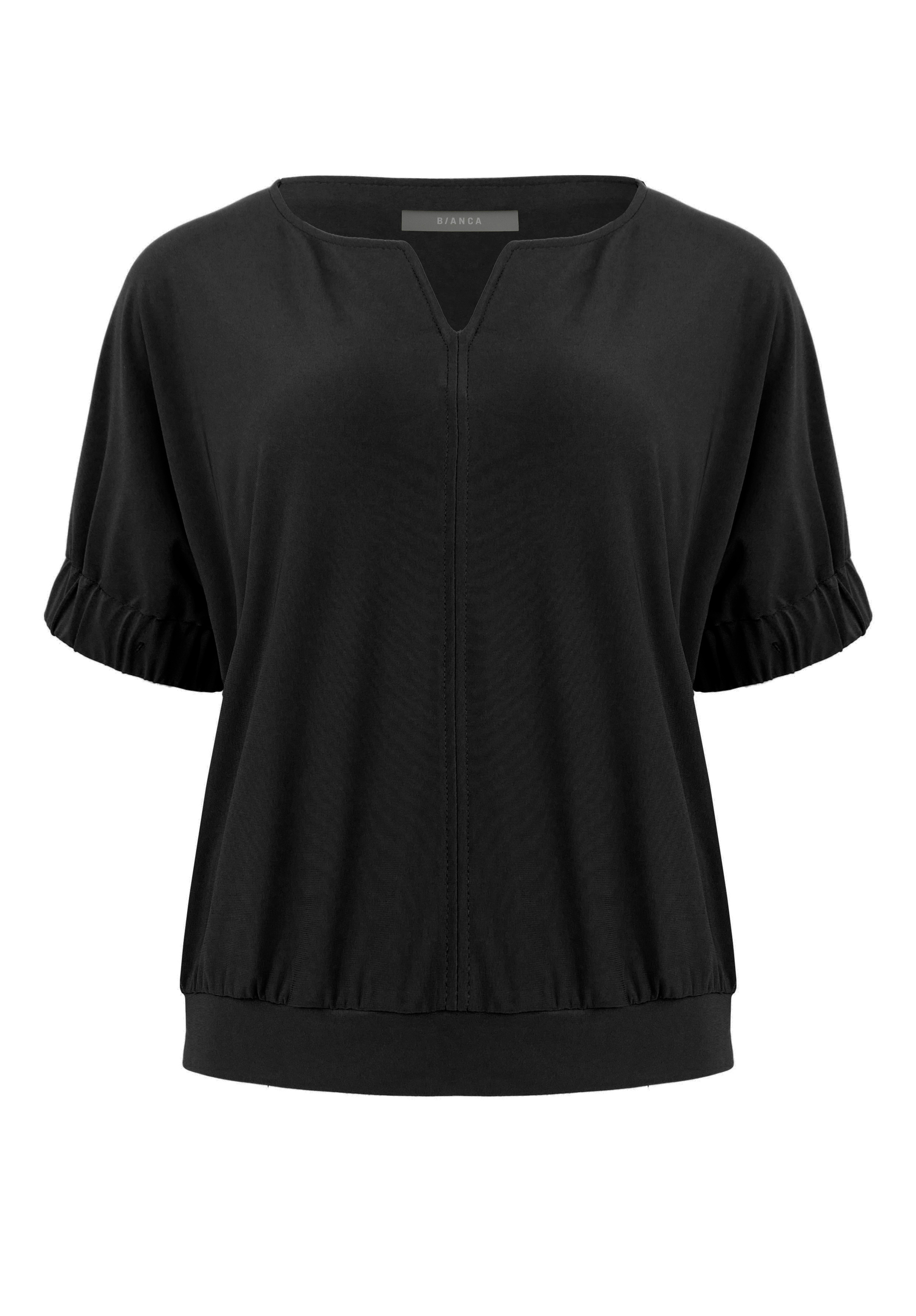 Schwarze Kurzarmbluse mit lockerer Passform, gerafftem Gummizug am Saum und an den Ärmelbündchen sowie einer kleinen V-förmigen Aussparung am Halsausschnitt. Das Oberteil ist auf einem schlichten weißen Hintergrund abgebildet.