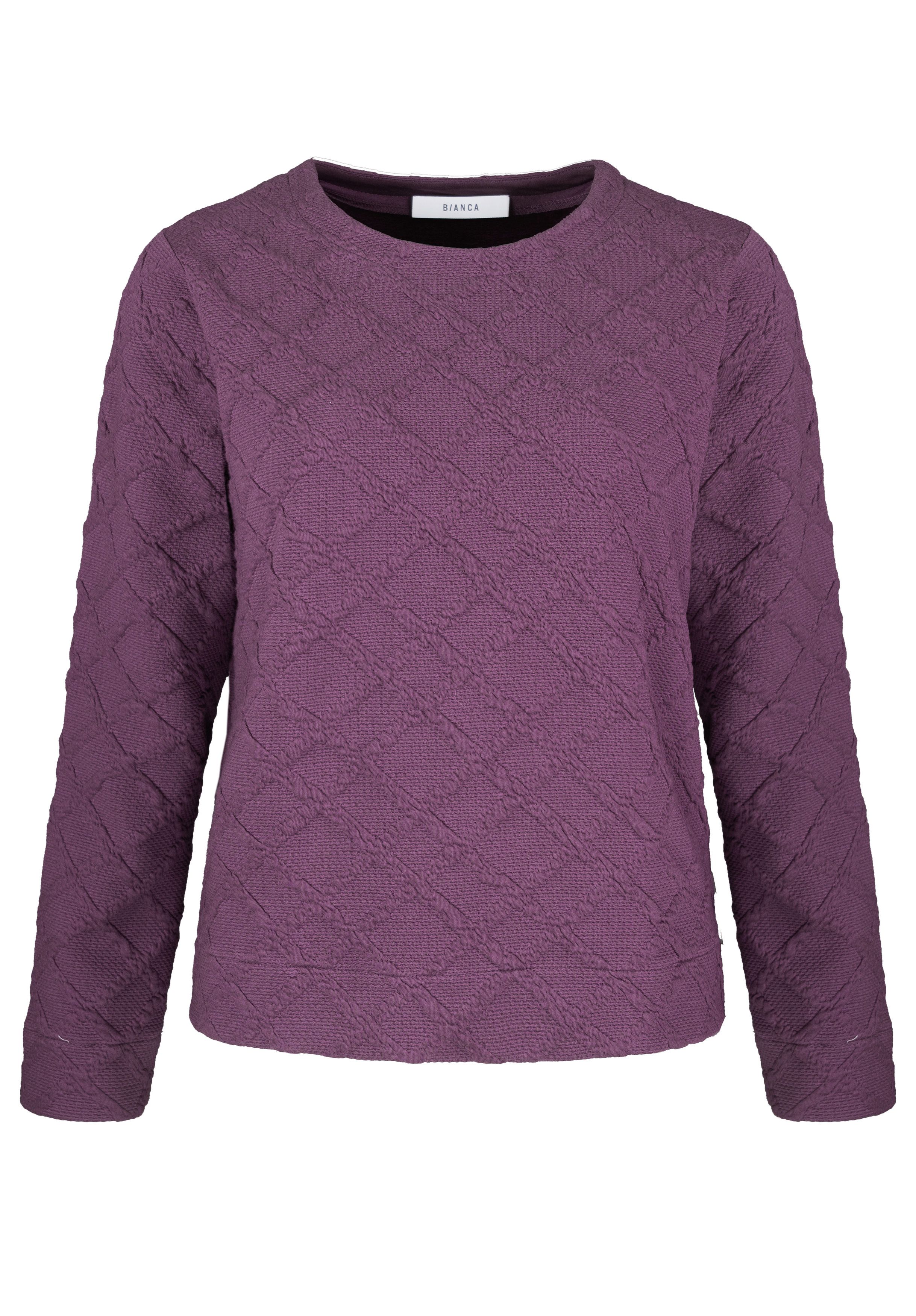 Lila Pullover mit langen Ärmeln, Rautenmuster und Rundhalsausschnitt auf weißem Grund.