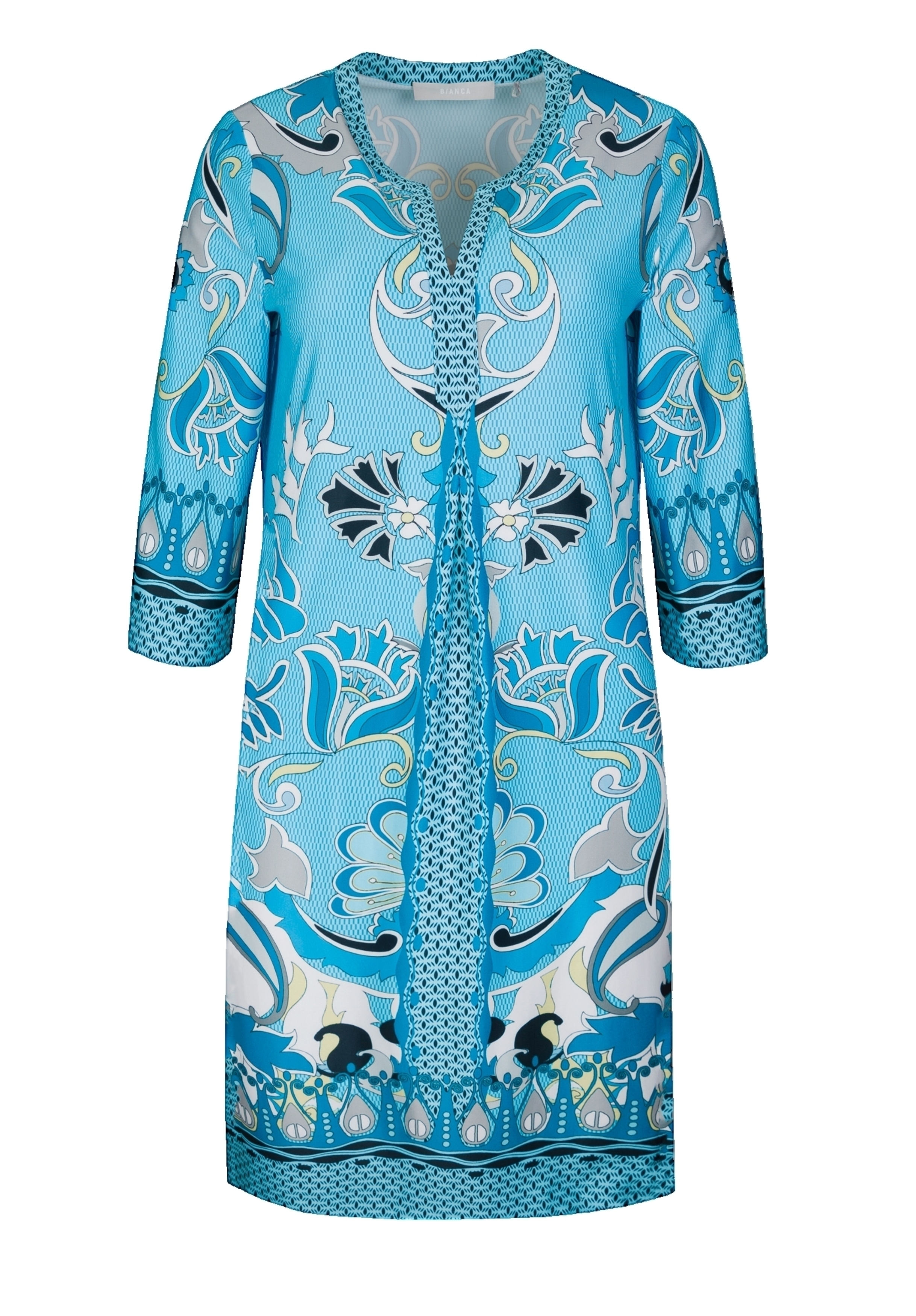 Ein knielanges, langärmeliges Kleid mit einem leuchtenden abstrakten Muster in Blau, Türkis und Weiß. Das Kleid zeichnet sich durch komplizierte, wirbelnde Designs und eine dekorative Bordüre an Saum und Manschetten aus.