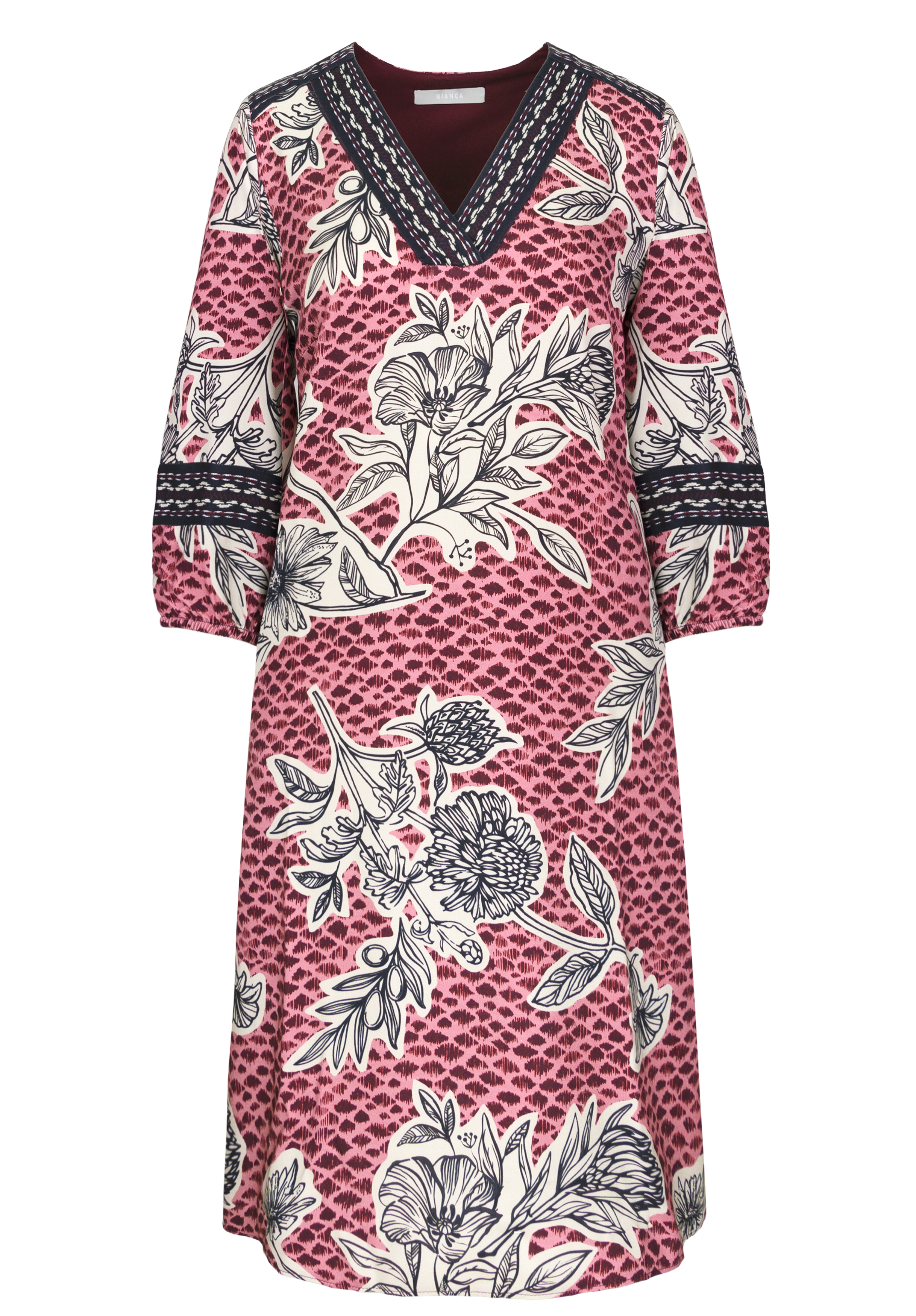 Ein knielanges, langärmeliges Kleid mit V-Ausschnitt, rosa Hintergrund, schwarz-weißen Blumenmustern und dunkler geometrischer Verzierung am Ausschnitt und an den Manschetten.