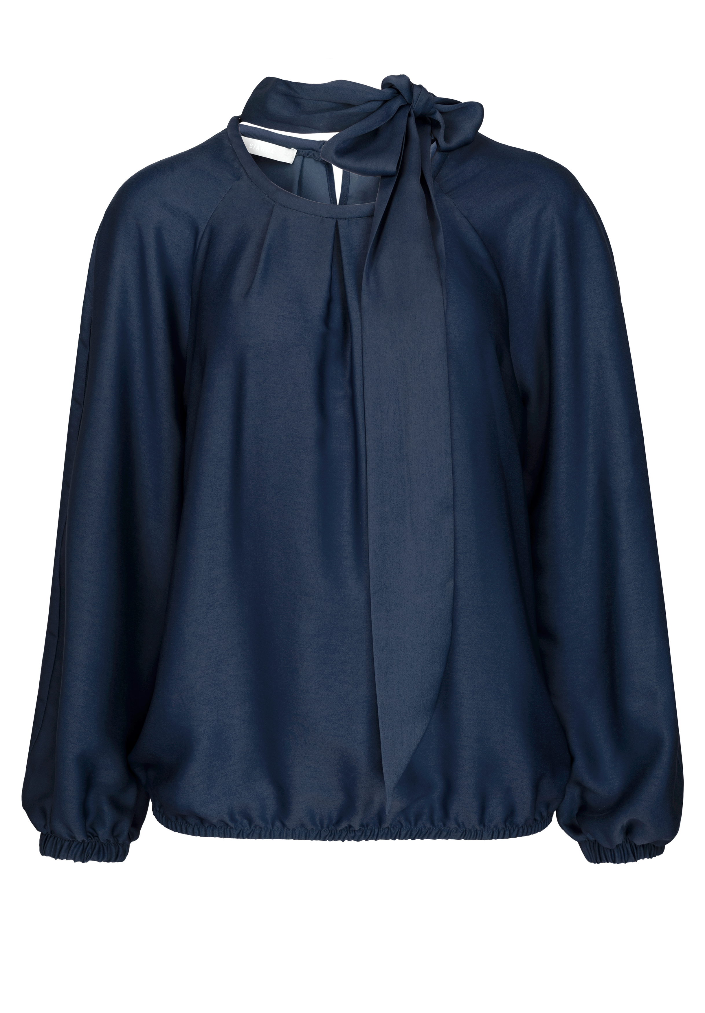 Eine langärmlige Bluse in Dunkelblau mit hohem Ausschnitt, einer großen Fliege auf der einen Seite und elastischen Bündchen und Saum.