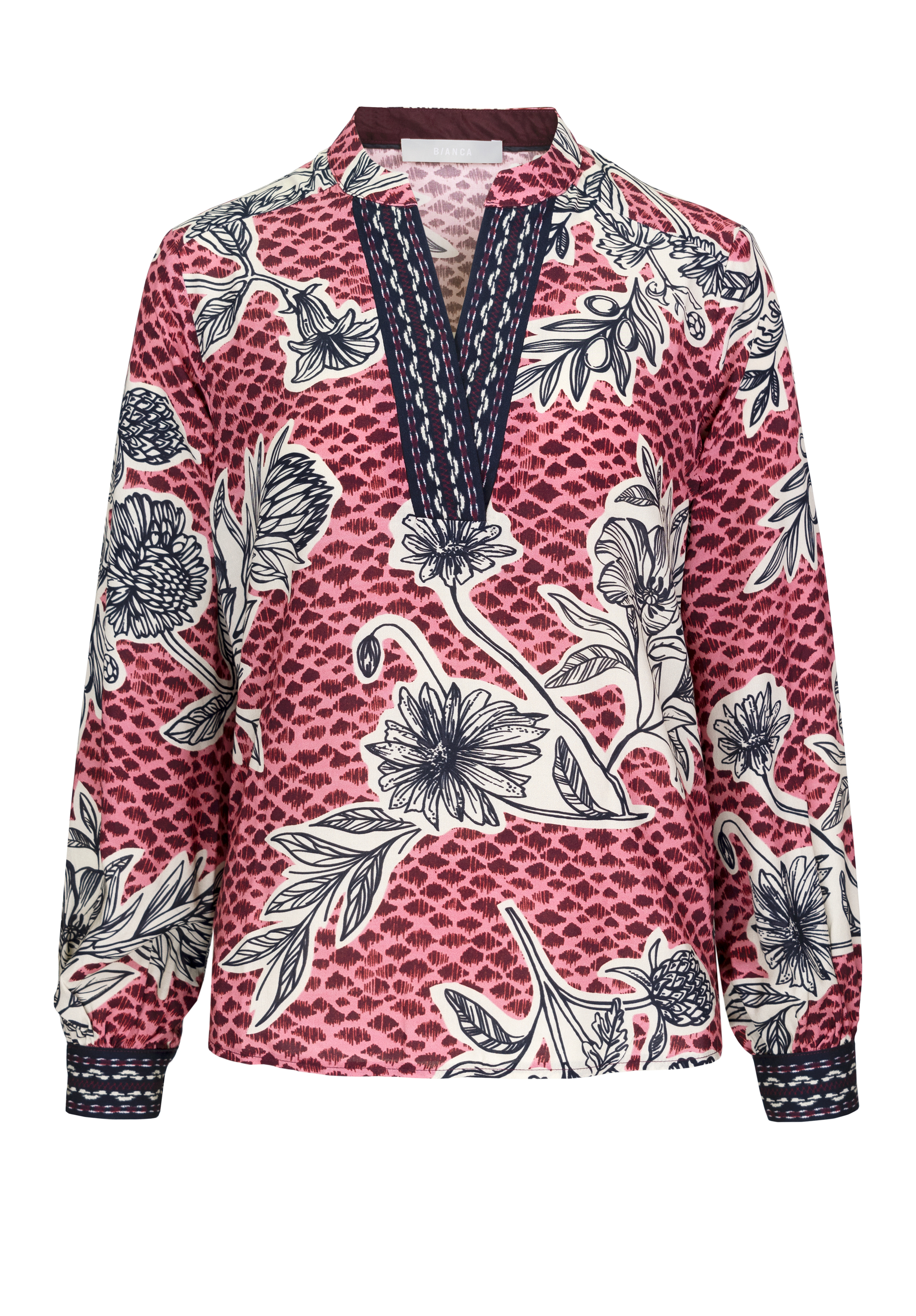 Eine langärmelige Bluse mit dunkelrosa Hintergrund und kräftigen schwarz-weißen Blumenmustern, marineblauen und weißen Verzierungen am V-Ausschnitt und passenden Verzierungen an den Manschetten.