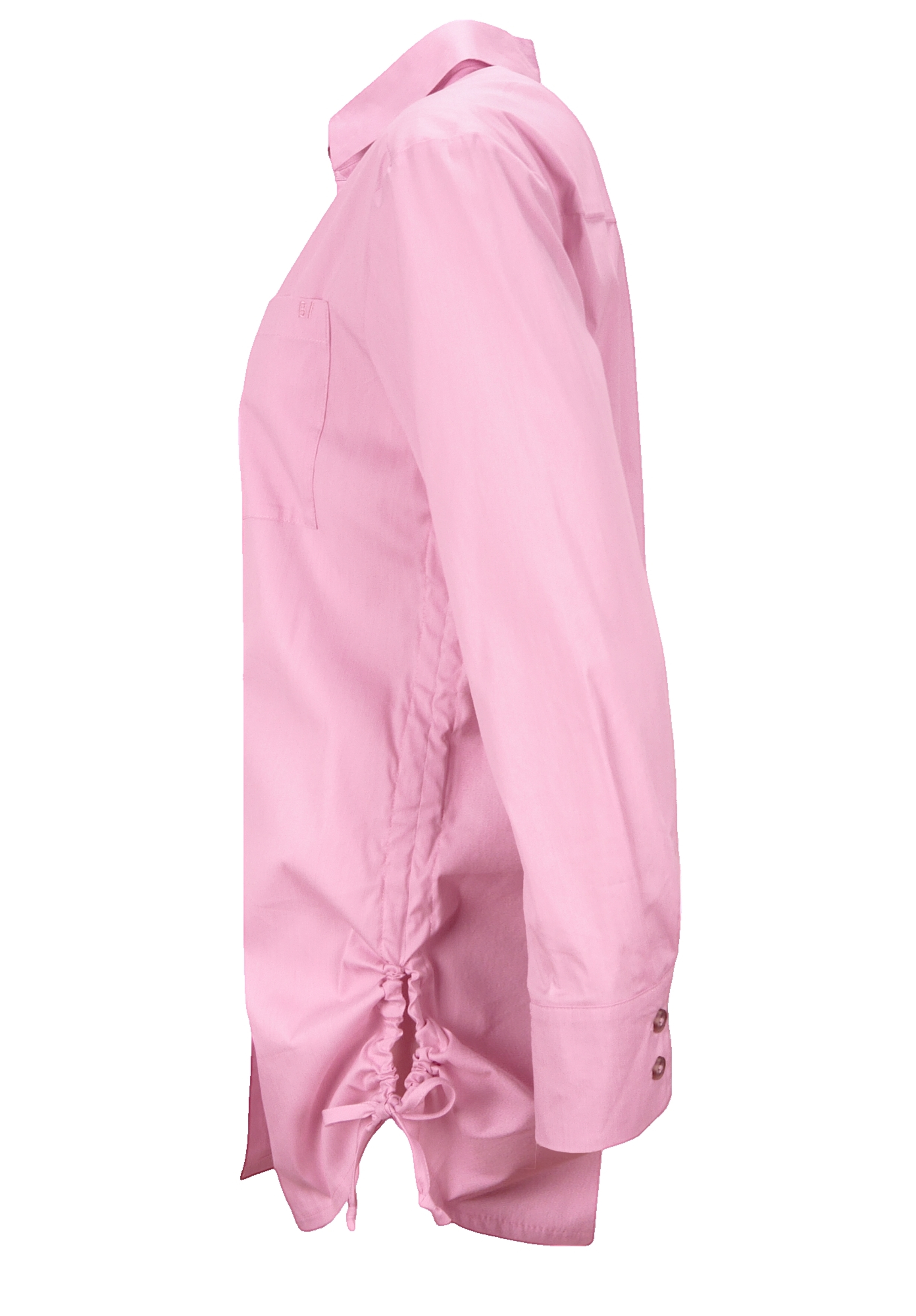 Ein langärmliges, hellrosa Hemd mit Knopfleiste, gerüschten Details entlang der Seitennaht und einer Brusttasche, im Seitenprofil vor weißem Hintergrund dargestellt.