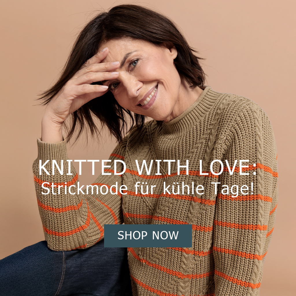 Eine lächelnde Frau in einem grün-orange gestreiften Strickpulli posiert mit einer Hand auf ihrer Stirn. Der Text lautet: "KNITTED WITH LOVE: Strickmode für kühle Tage!" und darunter die Schaltfläche "SHOP NOW.".
