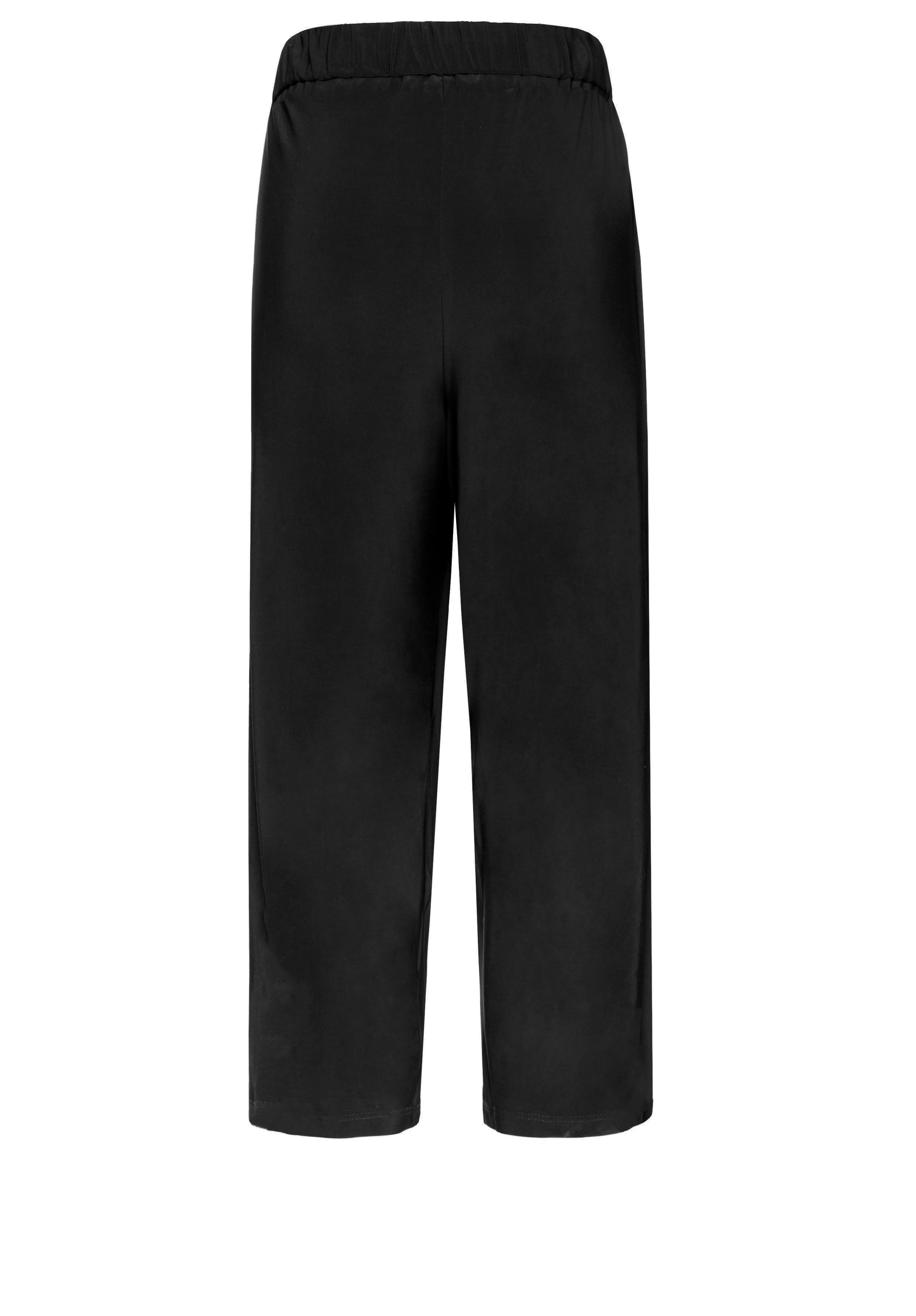 Schwarze, locker sitzende Hose mit weitem Bein und elastischem Bund, von hinten gesehen auf weißem Grund.