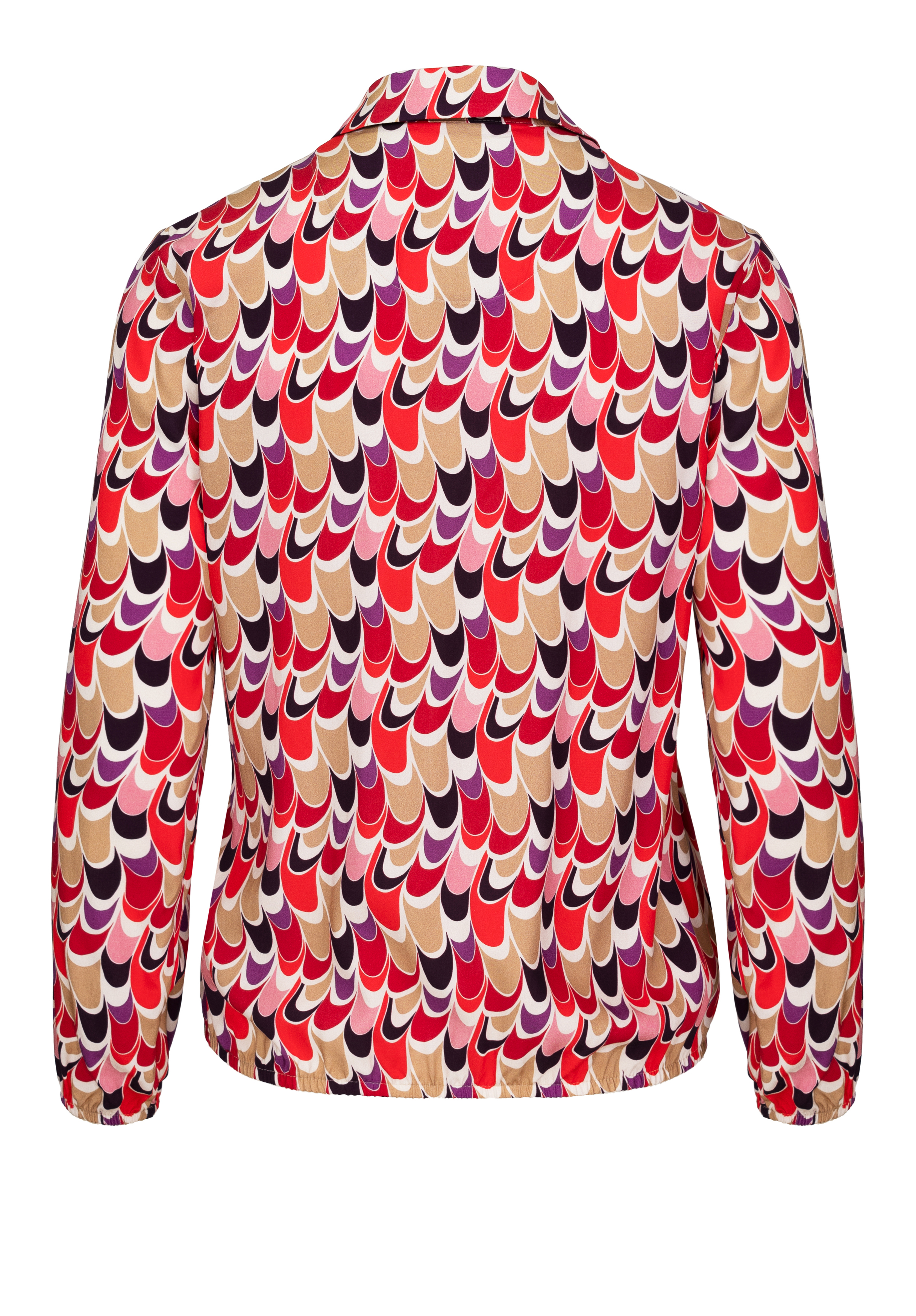 Langärmelige Bluse mit einem lebendigen, wellenförmigen geometrischen Muster in den Farben Rot, Rosa, Beige und Schwarz, von hinten betrachtet. Die Bluse hat einen Kragen und leicht geraffte Manschetten.
