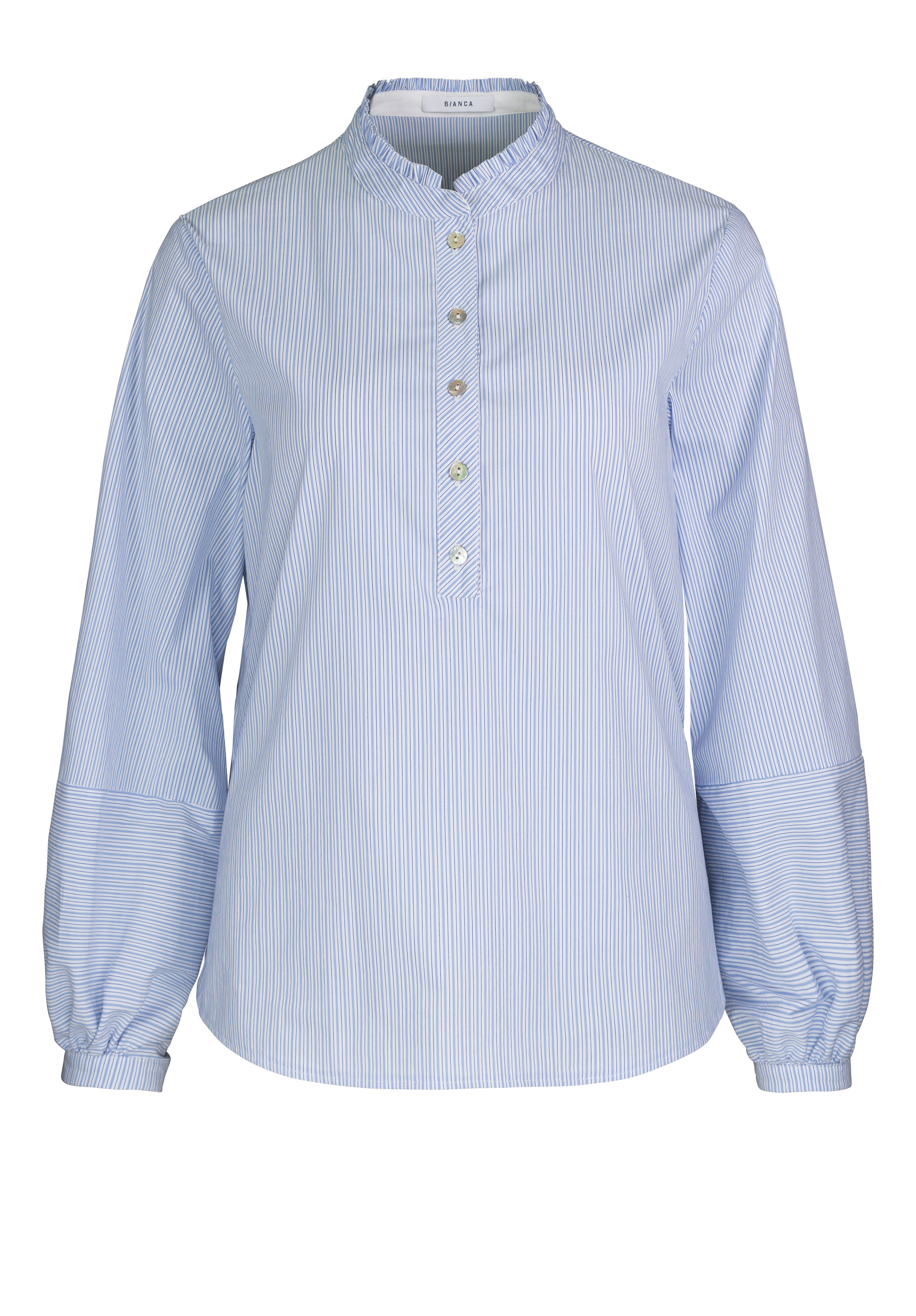 Hellblau-weiß vertikal gestreifte, langärmelige Bluse mit Rundkragen, Knopfleiste auf der Brust und gerafften Manschetten. Die Bluse hat eine lockere Passform und ein dezentes Nadelstreifenmuster.