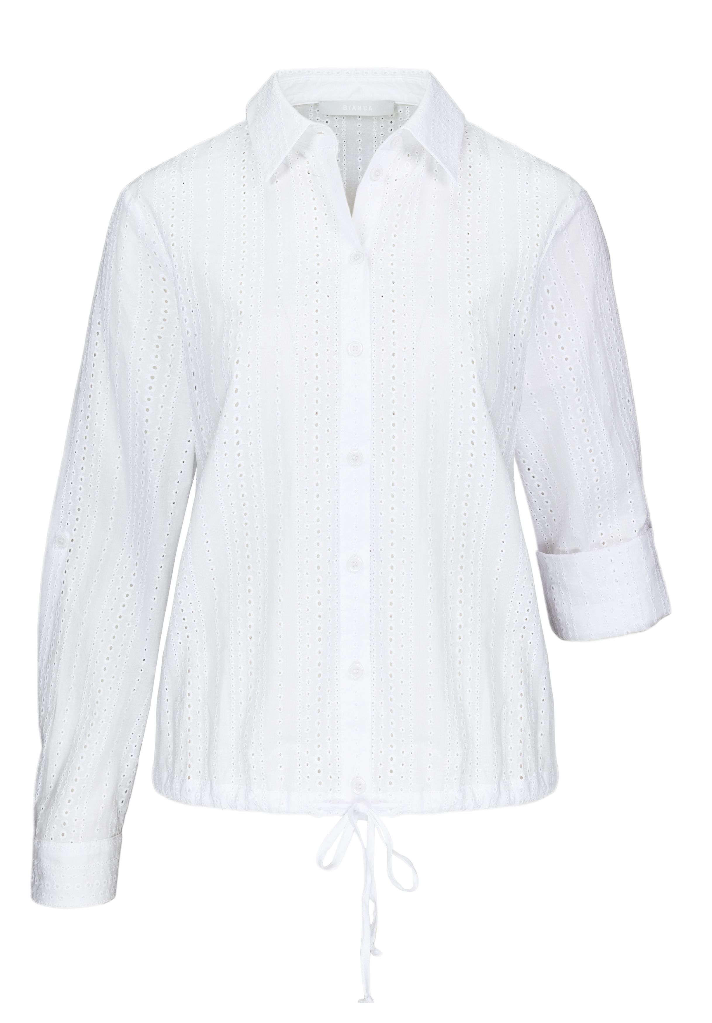 Eine weiße, langärmlige Bluse zum Zuknöpfen mit Lochmuster, Kragen, Kordelzug am Saum und einem hochgekrempelten Ärmel.