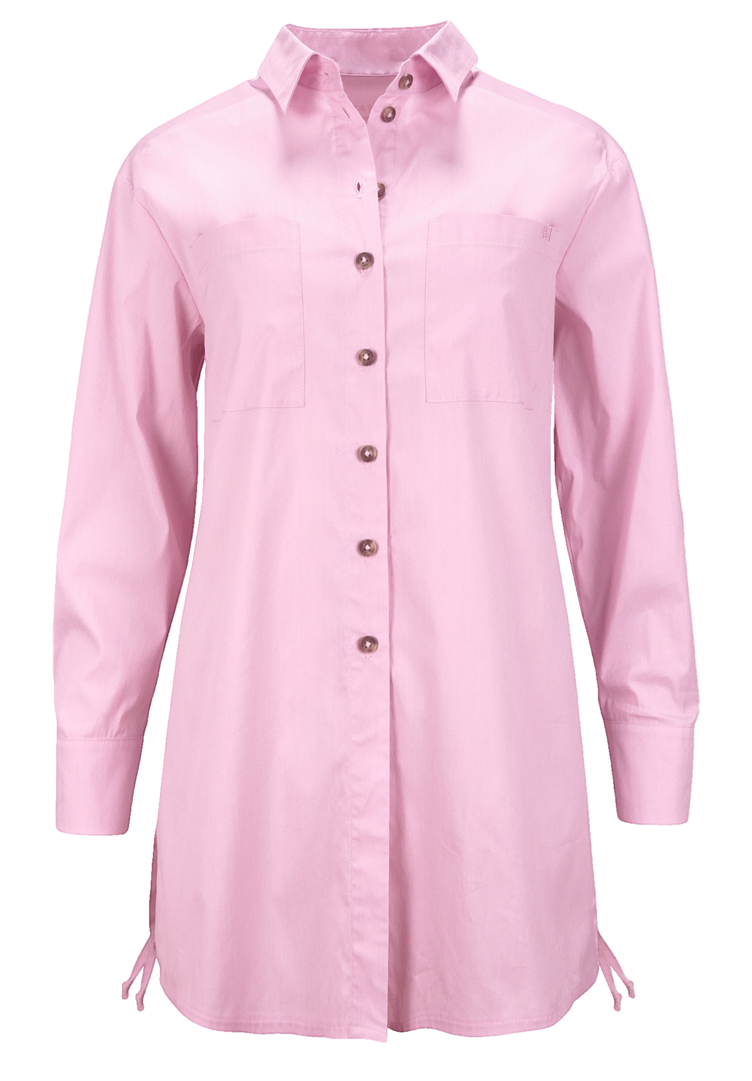 Hemdbluse ANINA Ein langärmeliges, hellrosa Button-Down-Hemd mit zwei Brusttaschen, Kragen und Seitenschlitzen am Saum. Das Hemd hat dunkle Knöpfe und eine lockere Passform.