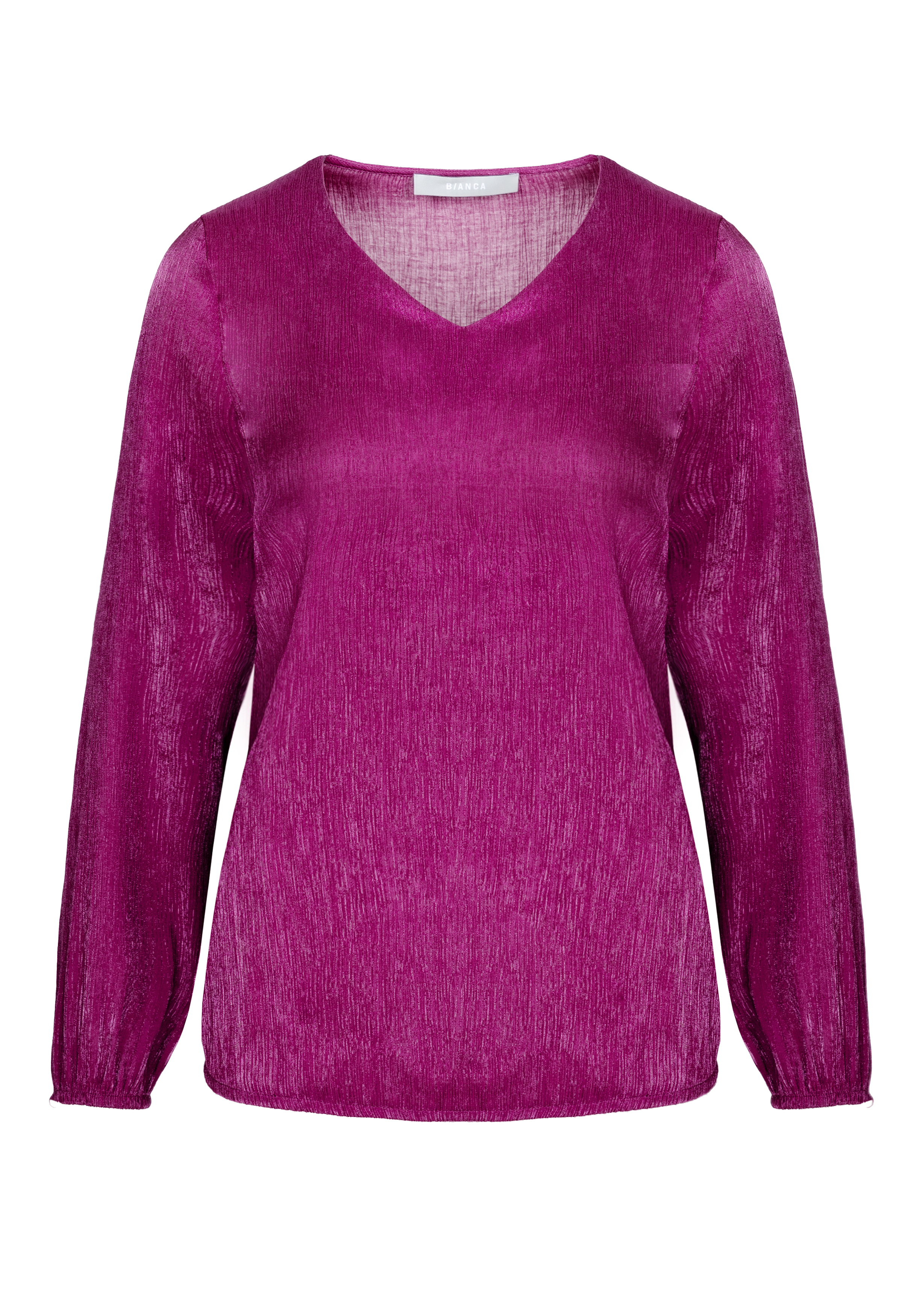 Transparente Langarmbluse in leuchtendem Fuchsia mit V-Ausschnitt und leicht gerafften Bündchen auf weißem Hintergrund.