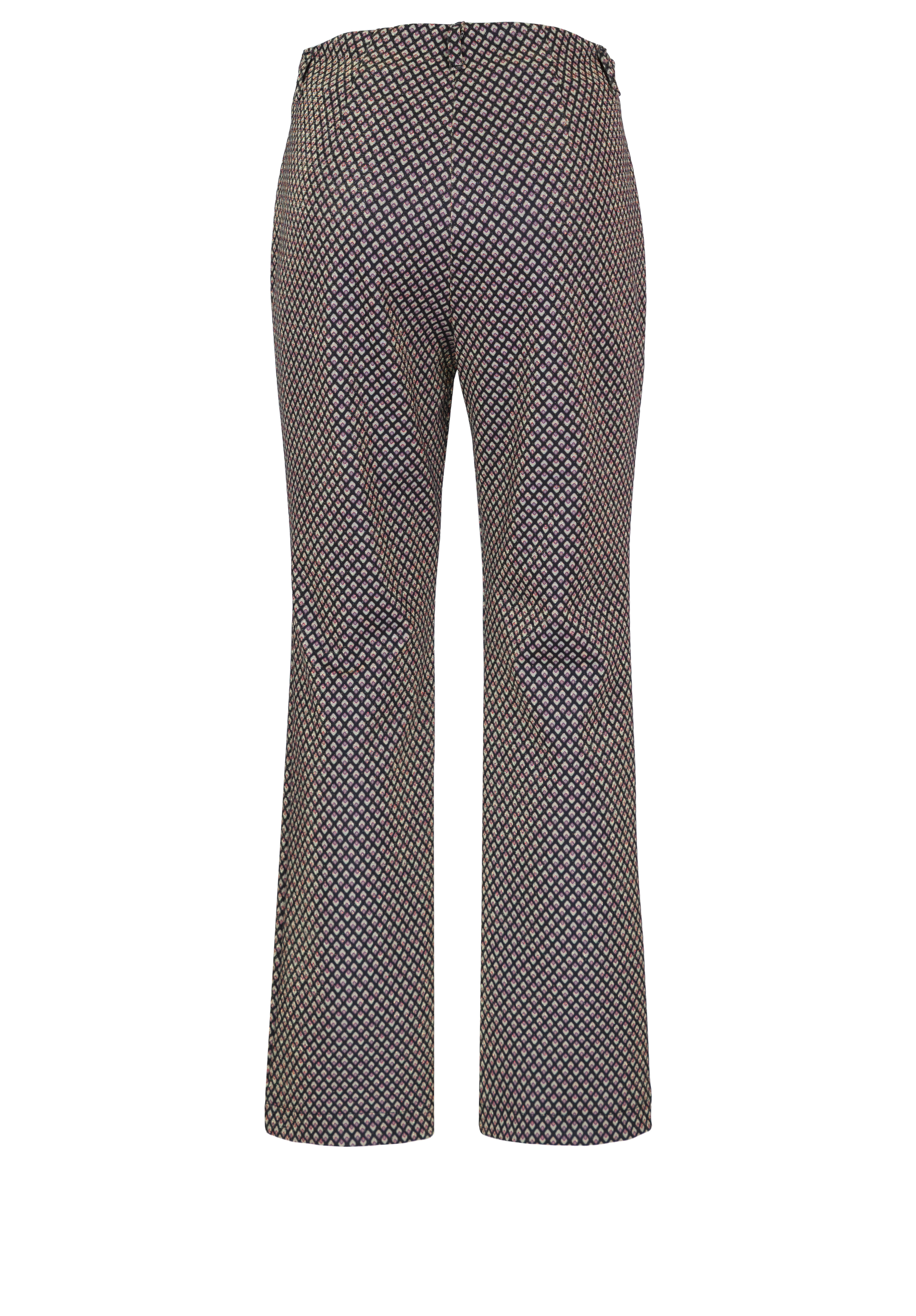Rückansicht einer hoch taillierten Hose mit ausgestelltem Bein, die ein kleines geometrisches Rautenmuster in Schwarz, Weiß und Rot aufweist.
