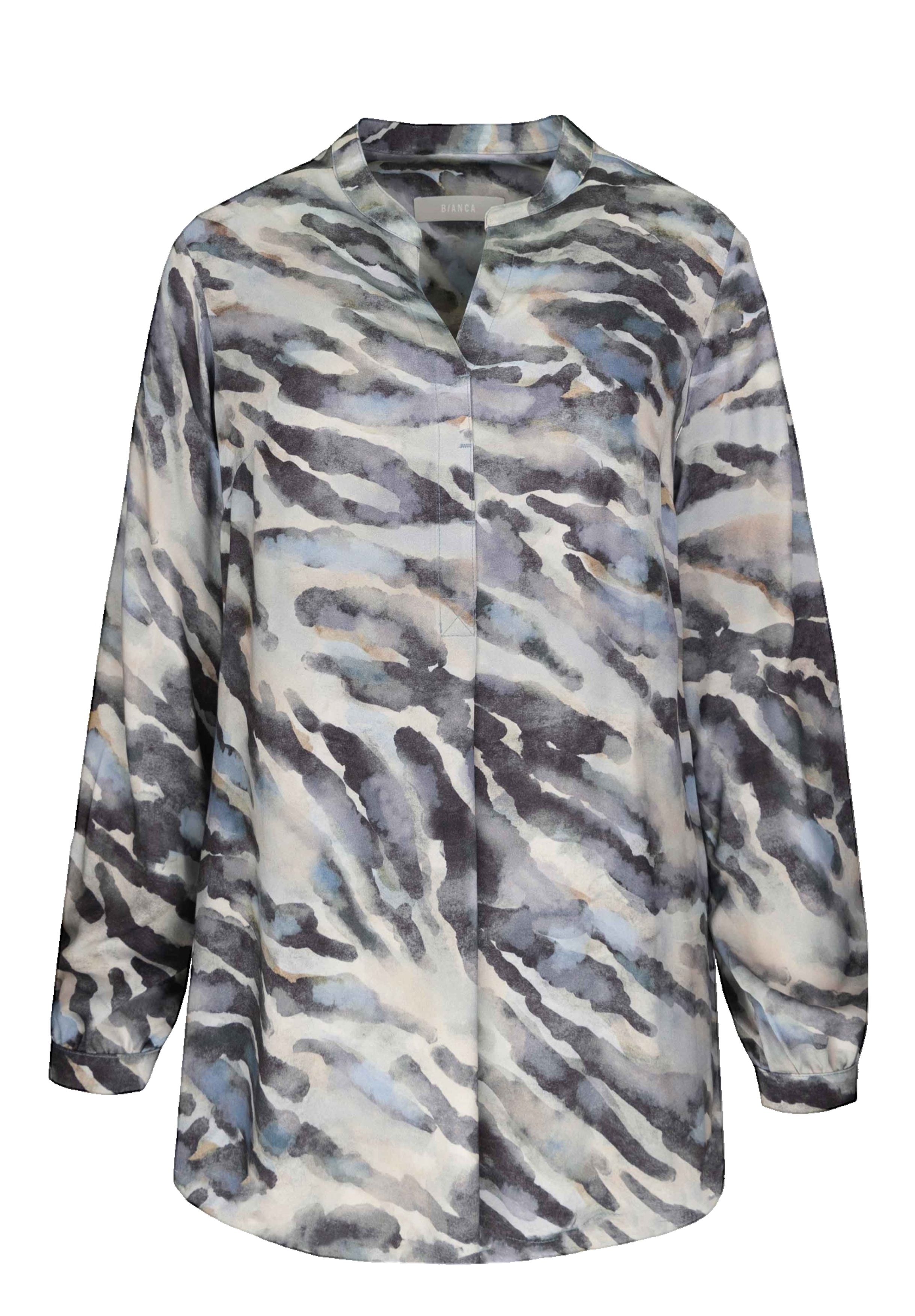 Eine langärmlige Bluse mit lockerer Passform und einem abstrakten Muster im Aquarellstil in Grau-, Blau- und Weißtönen, mit V-Ausschnitt und ohne sichtbare Knöpfe.