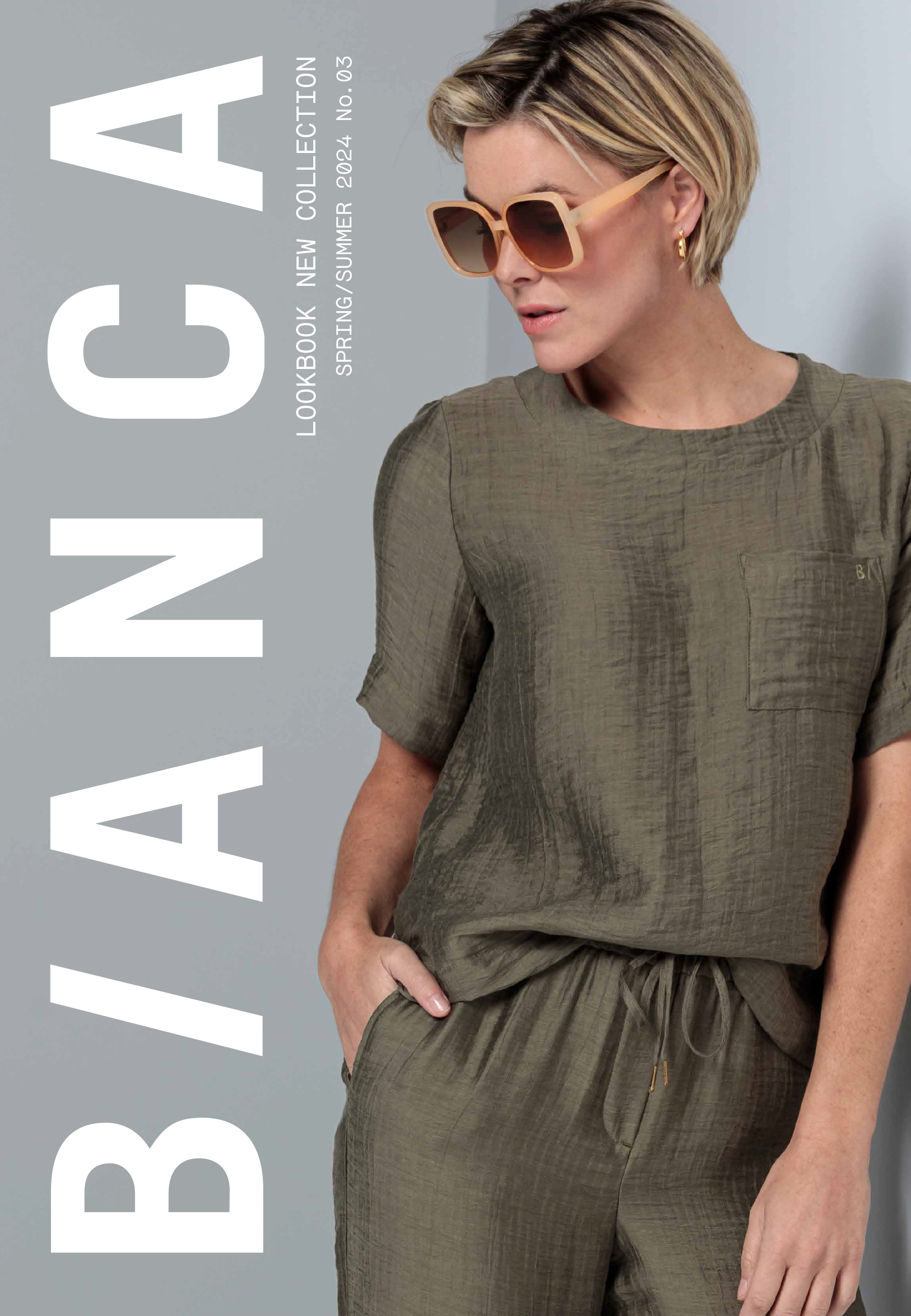 Eine Frau in einem olivgrünen strukturierten Oberteil und einer passenden Hose posiert vor einem grauen Hintergrund. Als Accessoire trägt sie eine große beige Sonnenbrille. Text „BIANCA LOOKBOOK NEUE KOLLEKTION FRÜHJAHR/SOMMER 2024, NR. 03“.