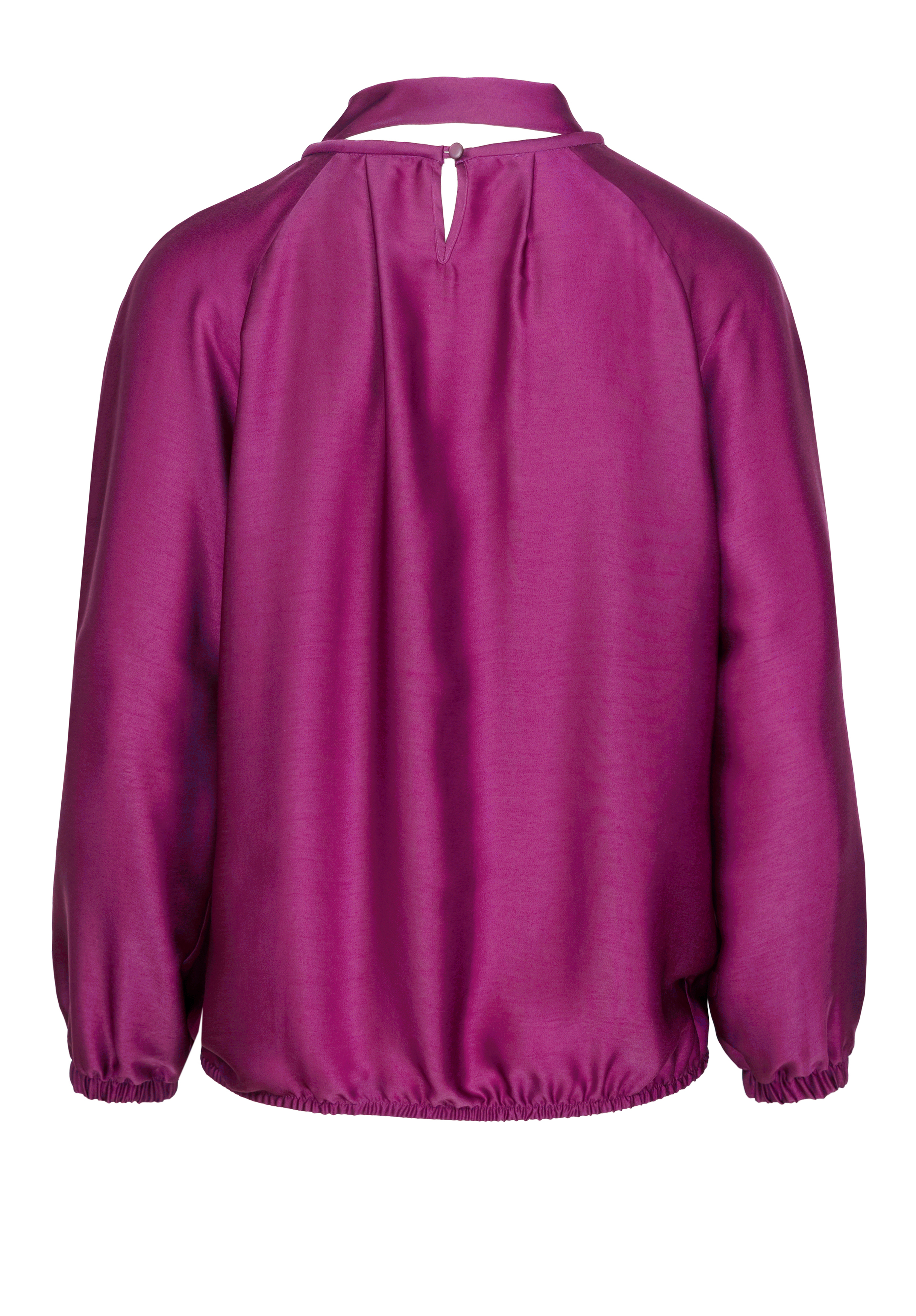Eine langärmelige, glänzende magentafarbene Bluse von hinten, mit einer kleinen Schlüssellochöffnung mit Knopf am Ausschnitt und elastischen Bündchen und Saum.