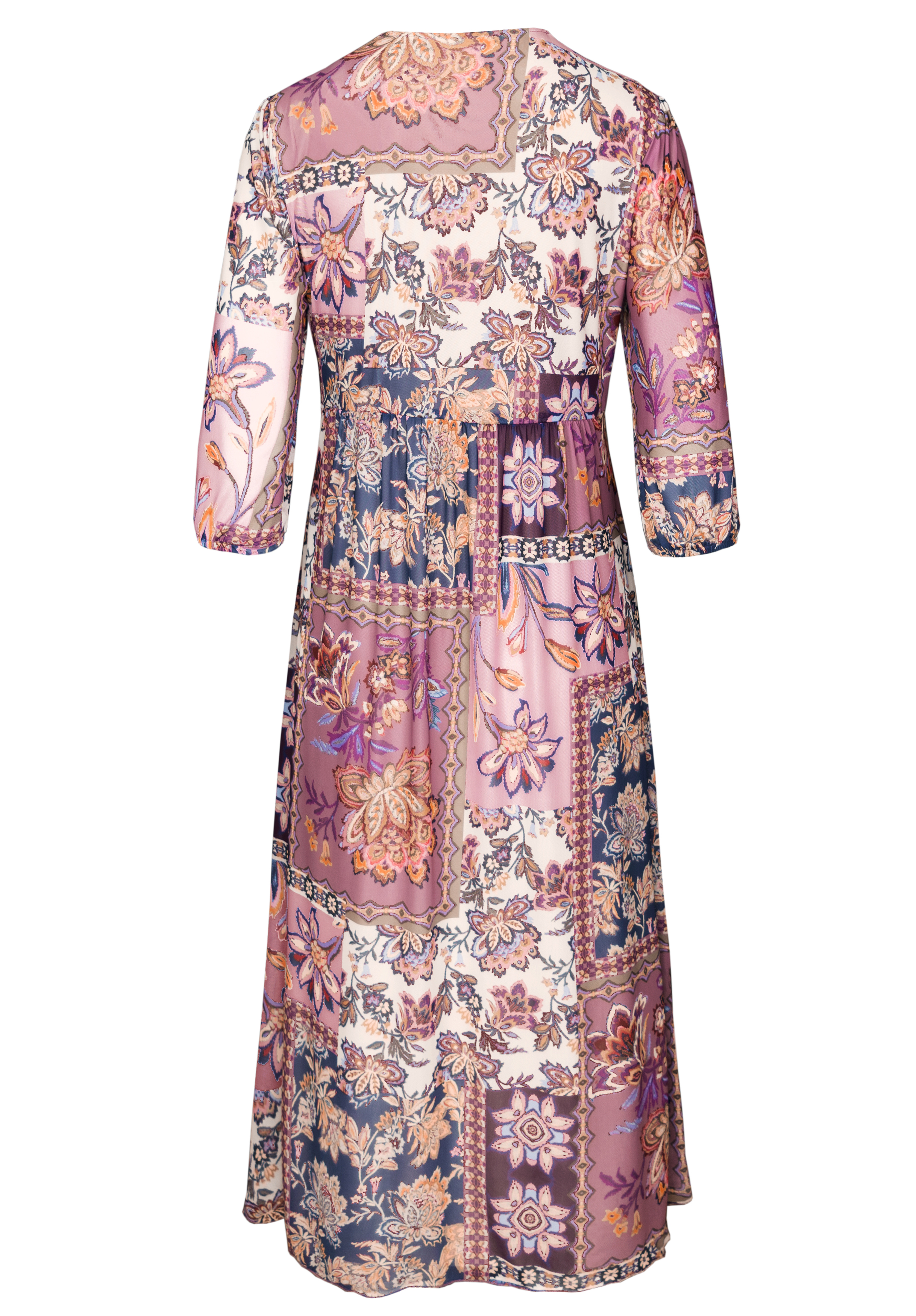 Knielanges Kleid mit Dreiviertel-Ärmeln und einem floralen Patchwork-Muster in Rosa-, Lila-, Marine- und Creme-Tönen. Das Kleid hat eine lockere Passform und ist von hinten abgebildet.