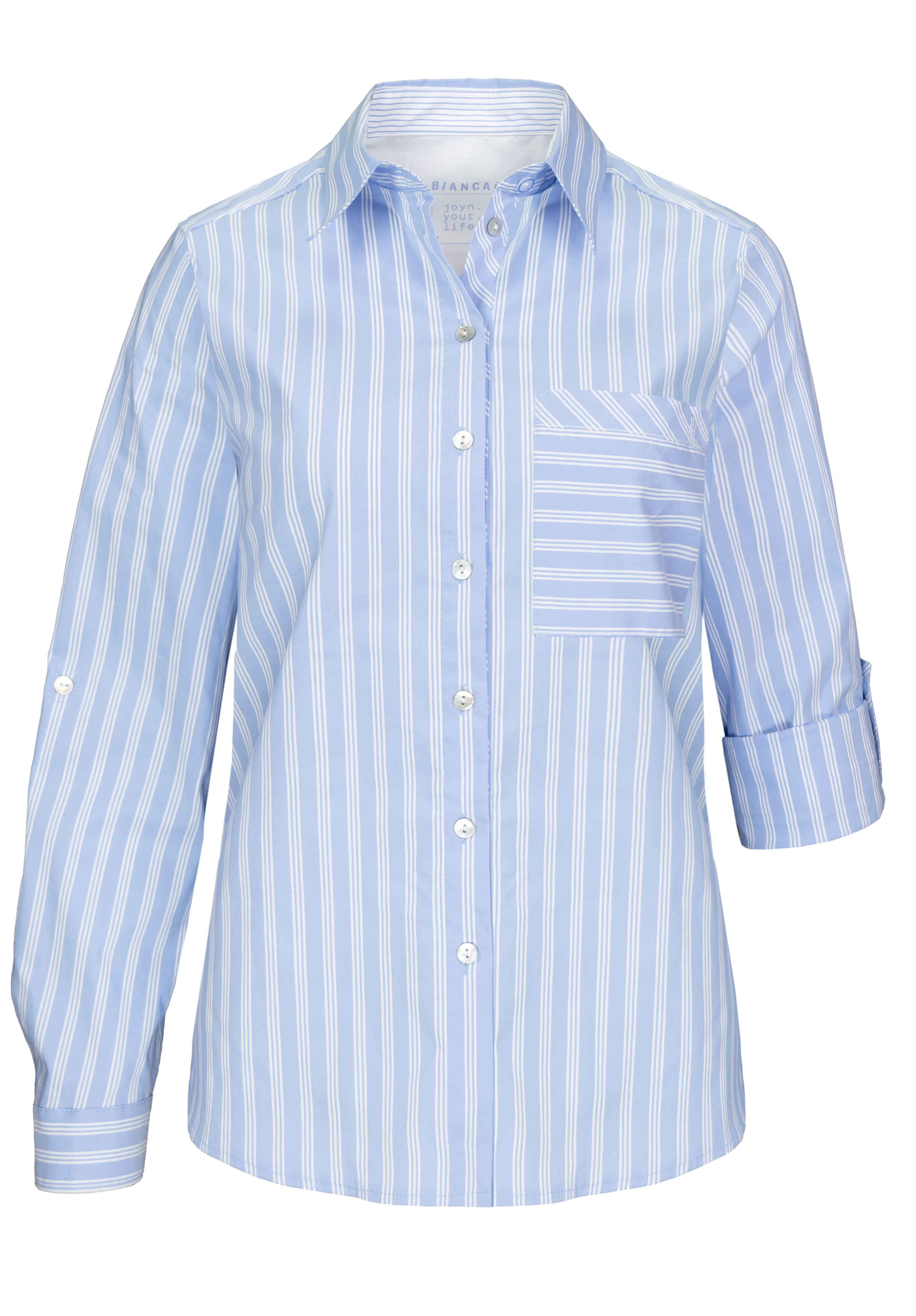 Hellblau-weiß gestreiftes Button-up-Hemd mit langen Ärmeln und einer einzigen Brusttasche auf der linken Seite. Die Taschenstreifen verlaufen horizontal und stehen im Kontrast zu den vertikalen Streifen auf dem Hemd.