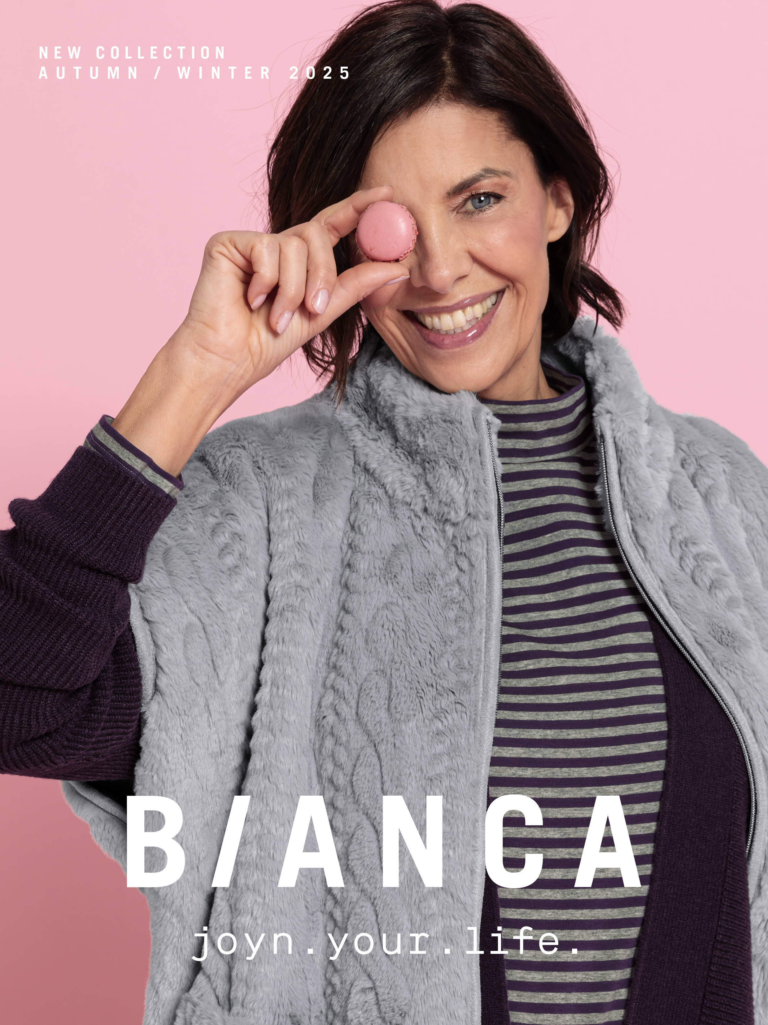 Lächelnde Frau in grauem und lila Outfit hält ein rosa Macaron über ein Auge und steht vor einem rosa Hintergrund. Der Text lautet: NEW COLLECTION AUTUMN / WINTER 2025 BIANCA joyn.your.life.