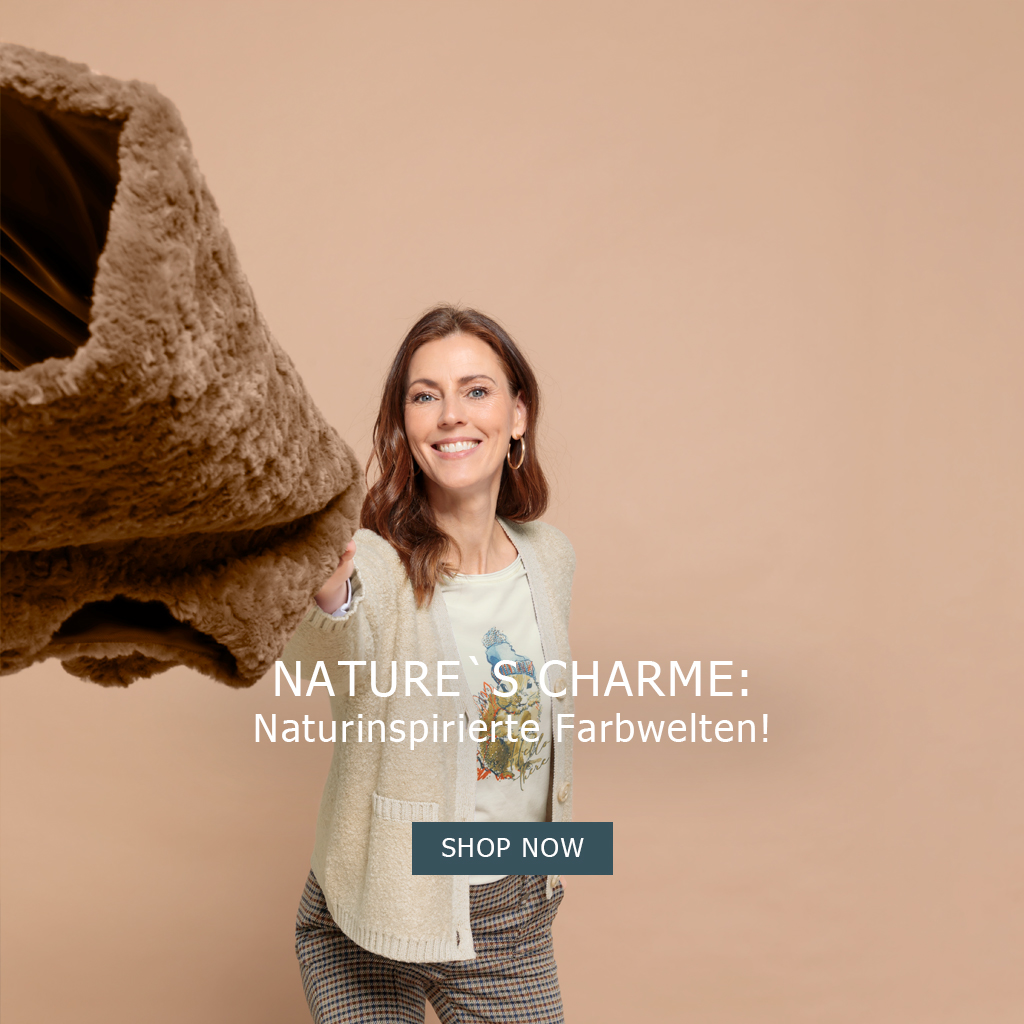 Eine lächelnde Frau in Freizeitkleidung schwingt spielerisch einen großen braunen Kunstpelzmantel vor einem beigen Hintergrund. Der Text lautet: CHARME DER NATUR: Naturinspirierte Farbwelten! JETZT EINKAUFEN.