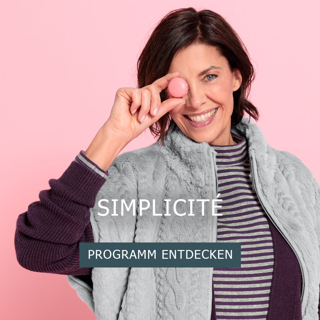 Eine lächelnde Frau in einer grauen Jacke und einem gestreiften Hemd hält ein rosa Macaron über ein Auge und steht vor einem rosa Hintergrund. Der überlagerte Text lautet SIMPLICITÉ und PROGRAMM ENTDECKEN.