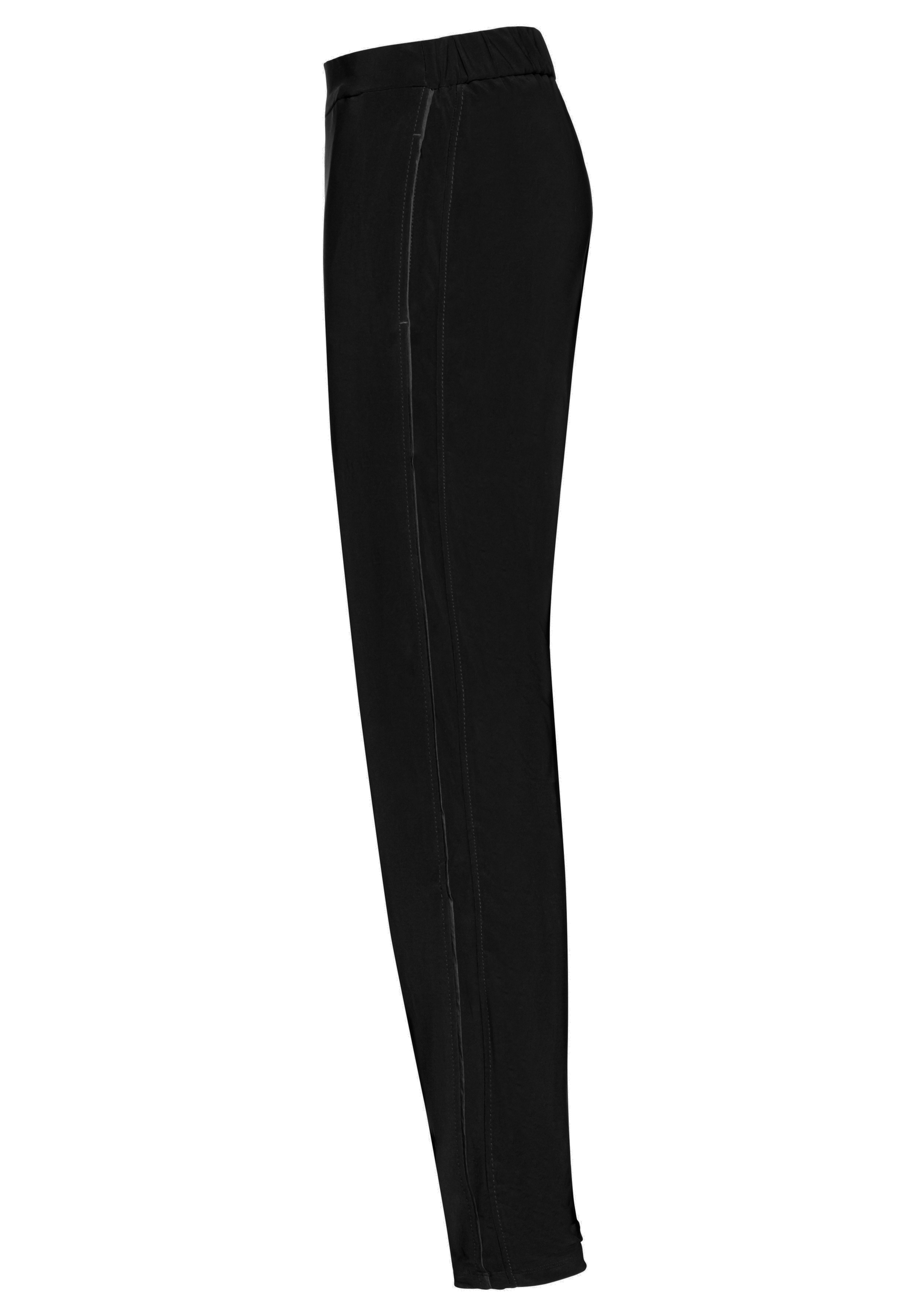 Seitenansicht einer schwarzen Slim-Fit-Hose mit elastischem Bund, dargestellt vor einem weißen Hintergrund.