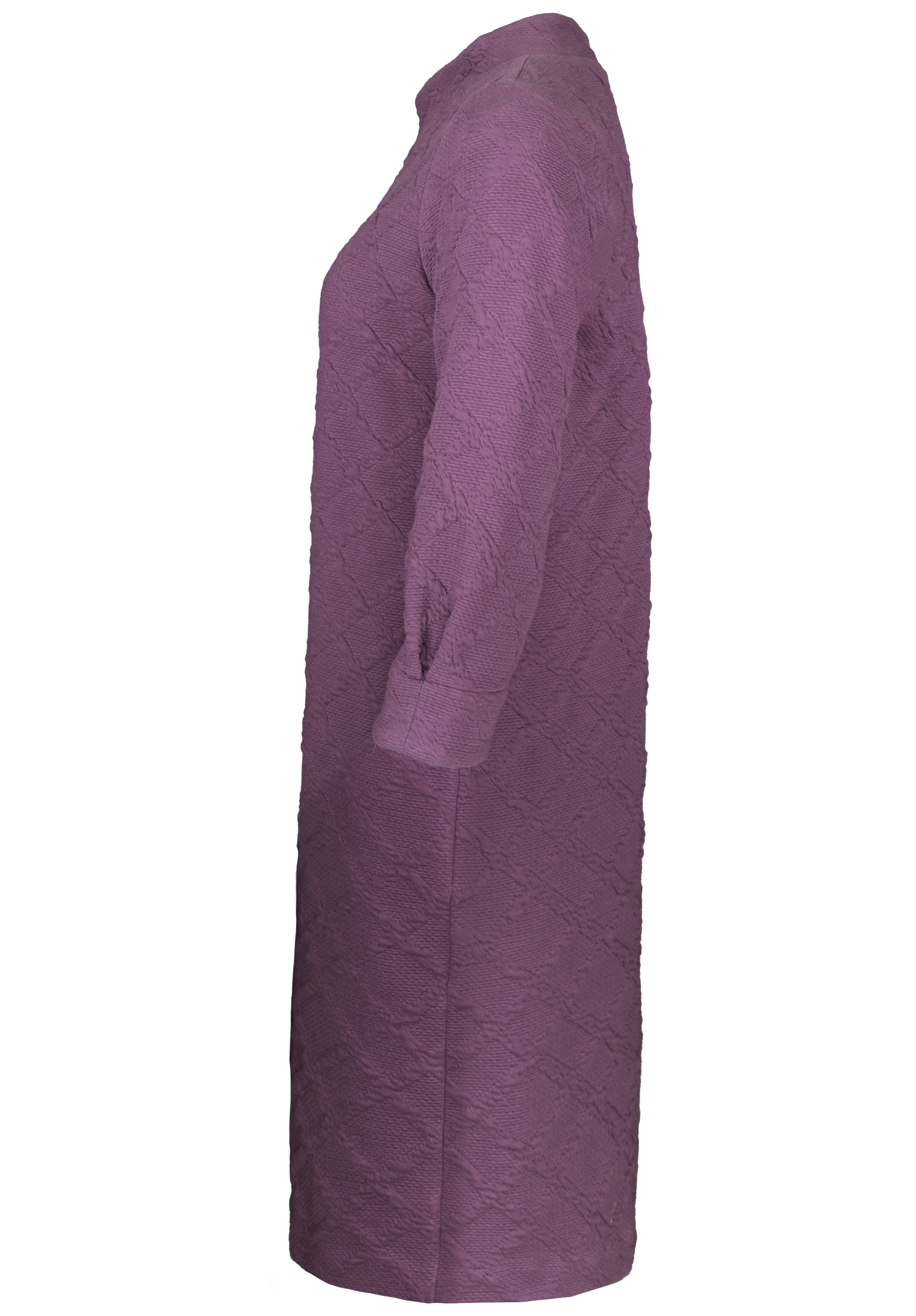 Seitenansicht eines knielangen, langärmeligen, strukturierten violetten Kleides mit dezentem Rautenmuster und einem Kragen. Das Kleid scheint eine lockere Passform zu haben und hat Manschetten an den Ärmeln.
