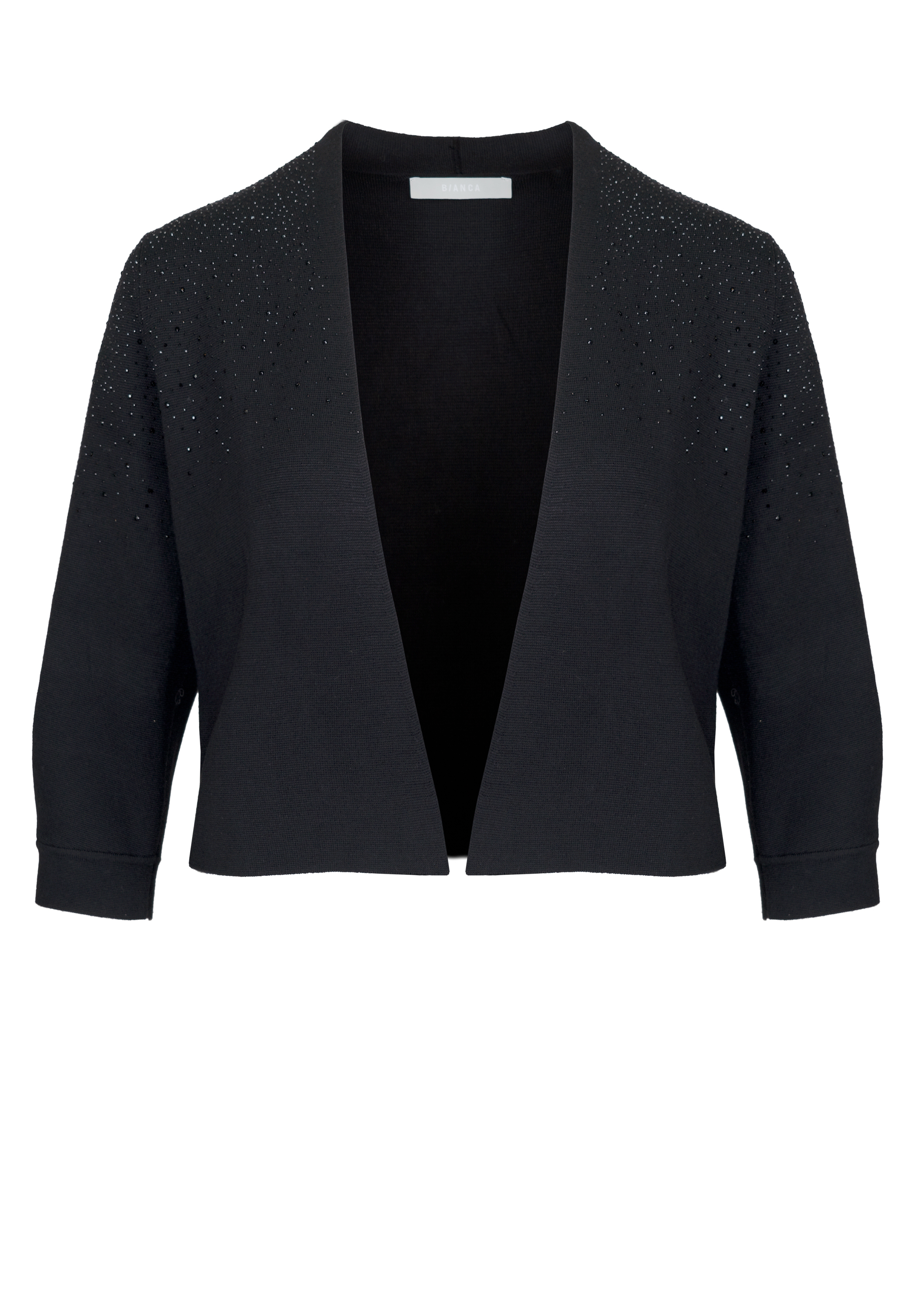Eine schwarze, kurze Strickjacke mit offener Vorderseite, Dreiviertelärmeln und dezenten Verzierungen an Schultern und Oberarmen vor weißem Hintergrund.